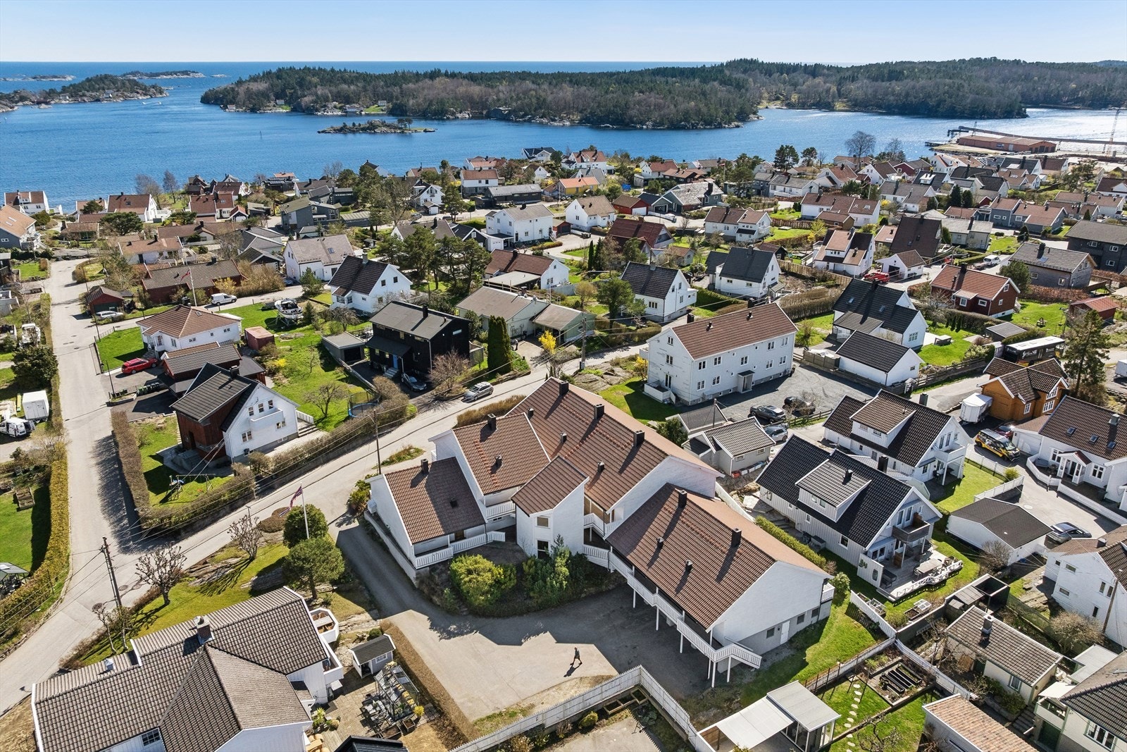 Et hyggelig sameie bestående av 11 boenheter, med stor gårdsplass og pent opparbeidet fellesarealer. Galleribilde