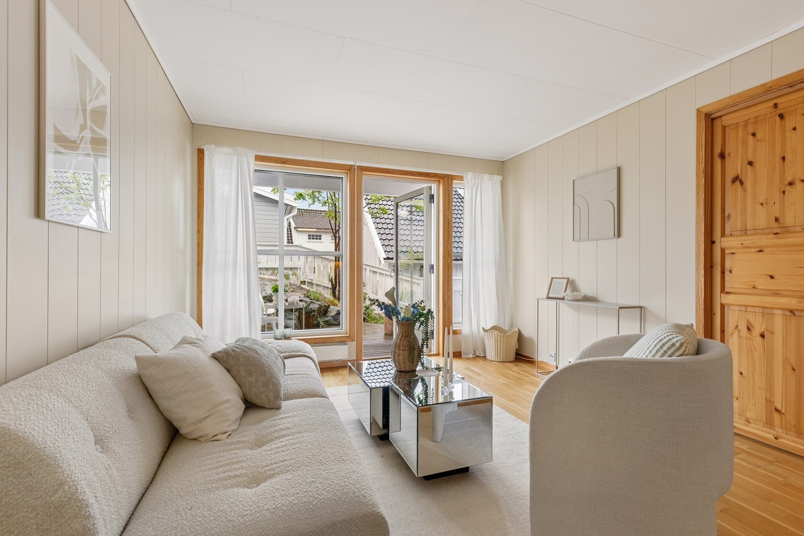 Lys og romslig stue med utgang terrasse Galleribilde