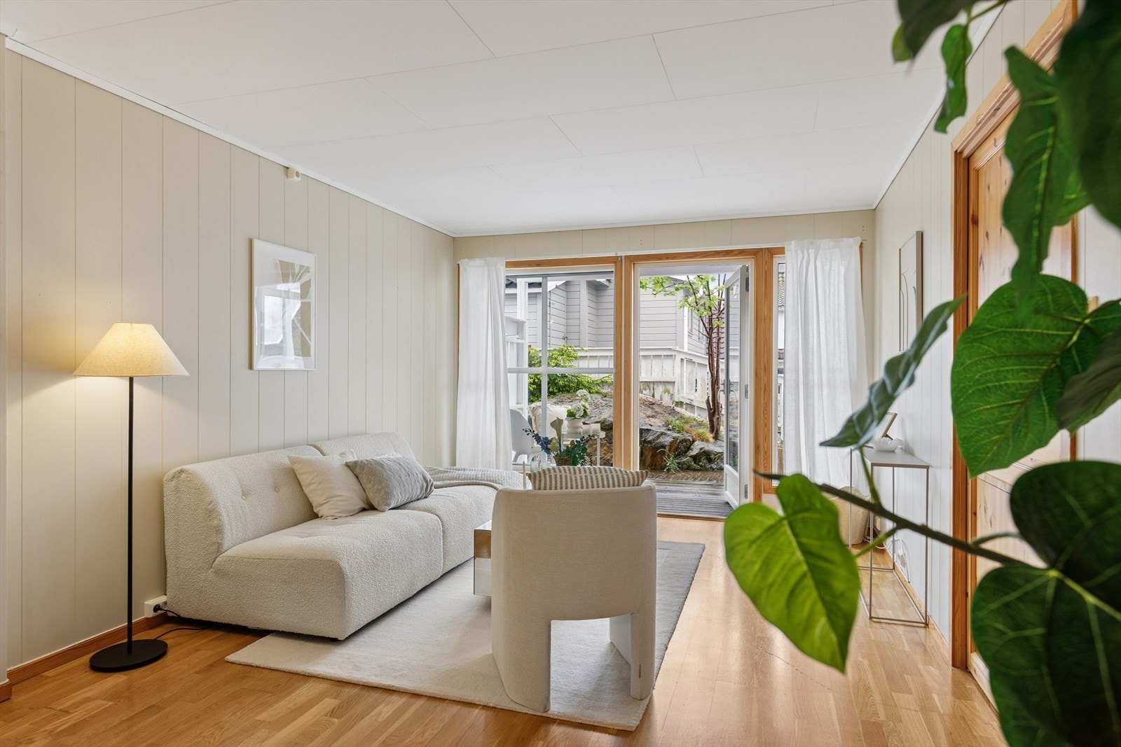 Stuen har plass til en komfortabel sofagruppe. Videre tilkomst til soverommet fra stuen. Galleribilde