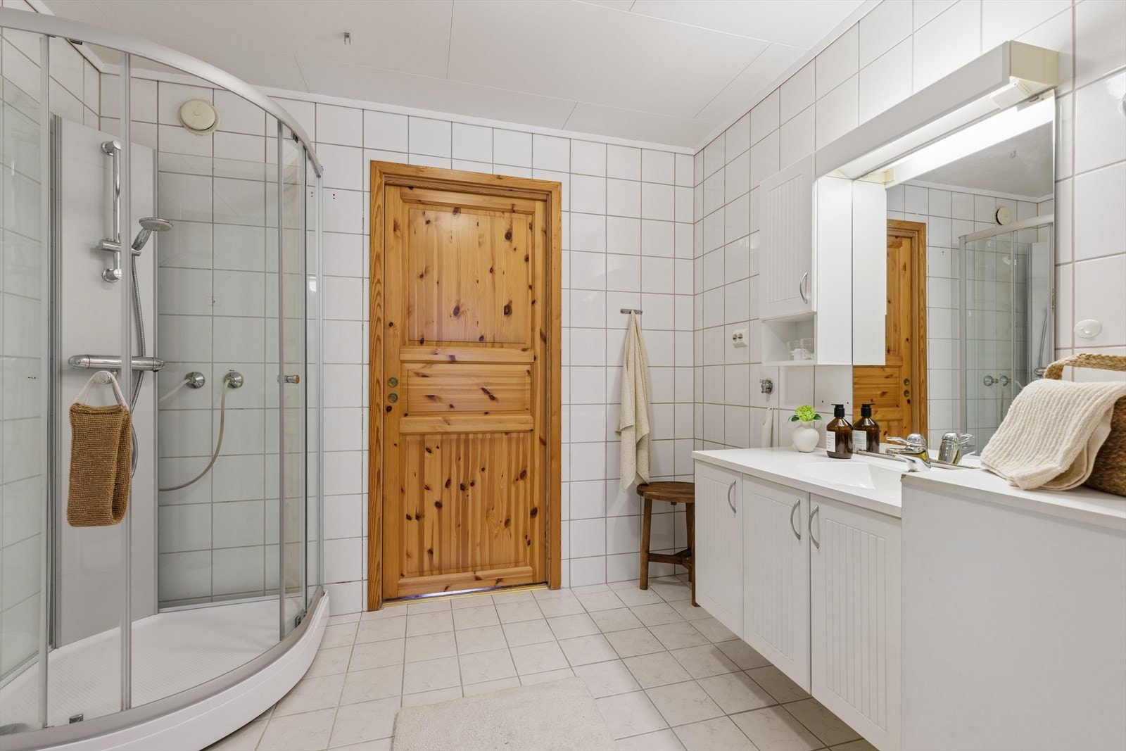Badet er kombinert vaskerom med praktisk opplegg for vaskemaskin. Galleribilde