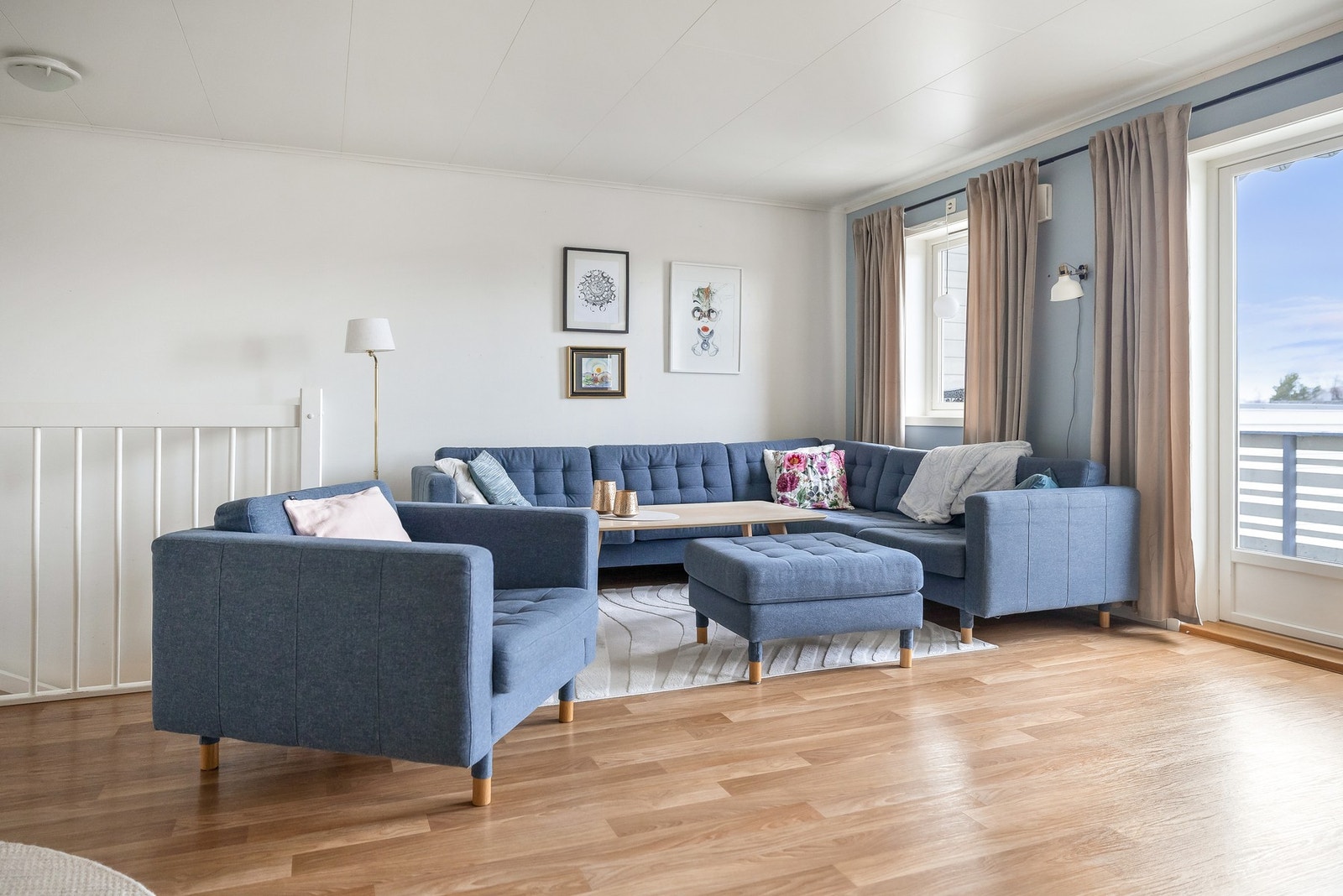 Romslig stue med plass til en stor sofagruppe. Galleribilde
