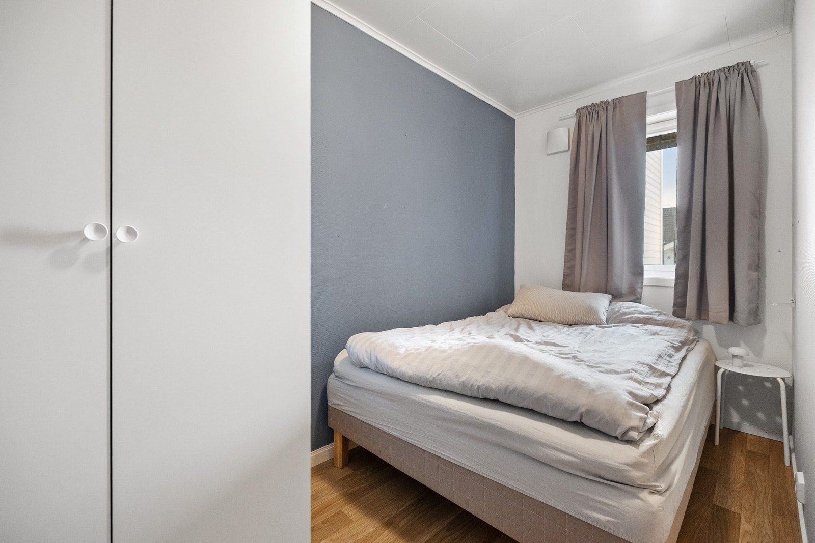Hovedsoverom med plass til dobbeltseng og garderobeskap. Galleribilde