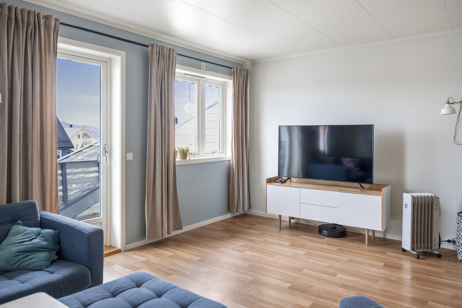 Store vinduer og utgang til balkong slipper inn rikelig med dagslys. Galleribilde