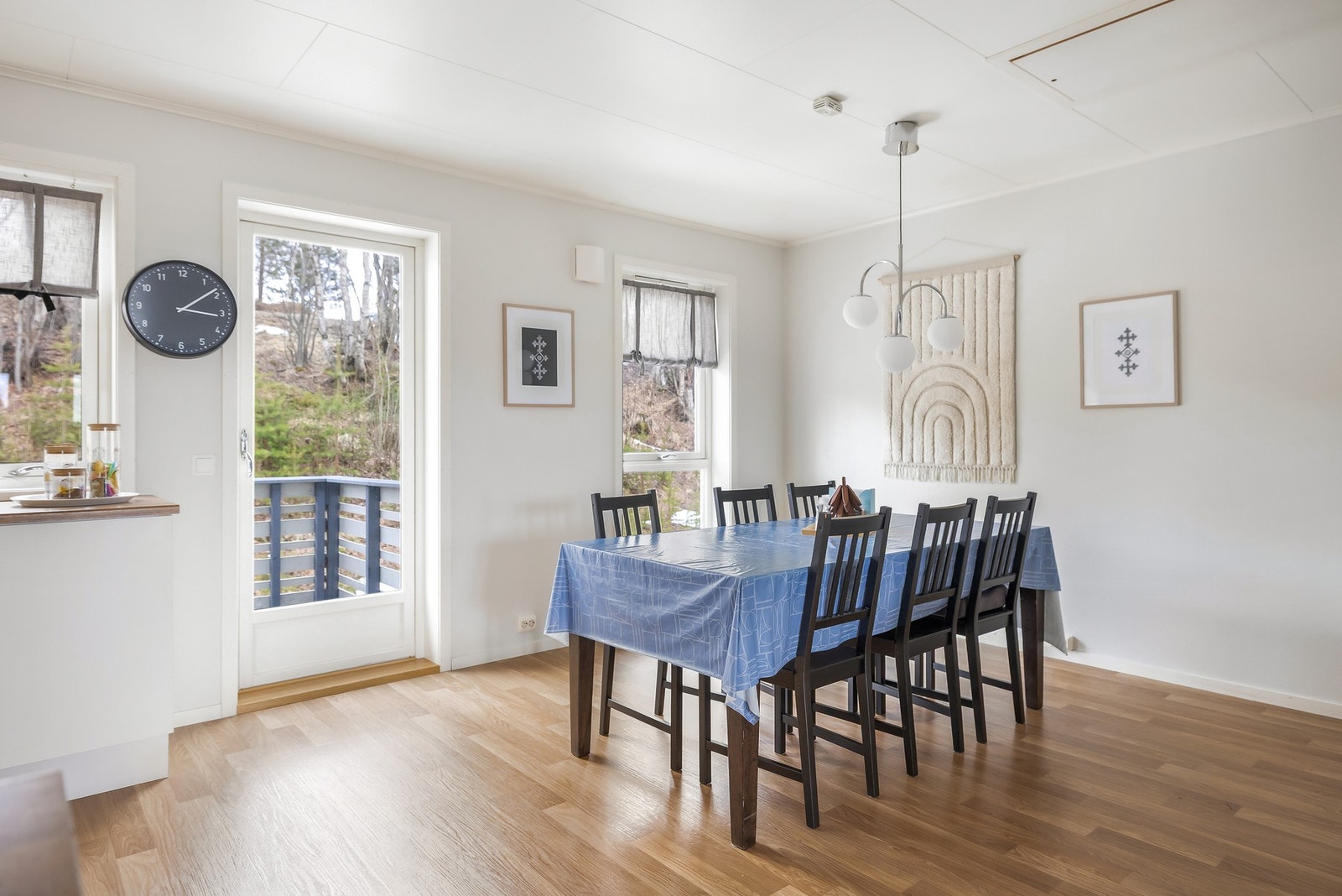Den lyse spiseplassen har store vindusflater og utgang til uteplass. Galleribilde