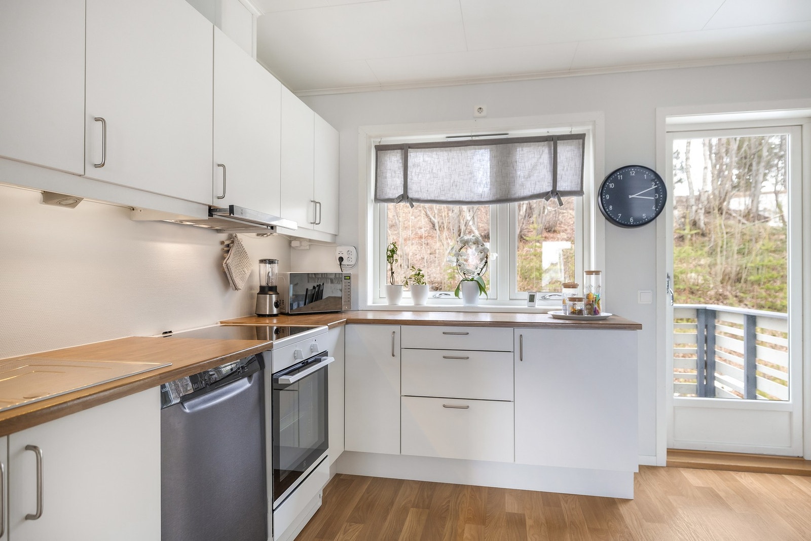 Direkte utgang til en av boligens balkonger fra kjøkkenet. Galleribilde