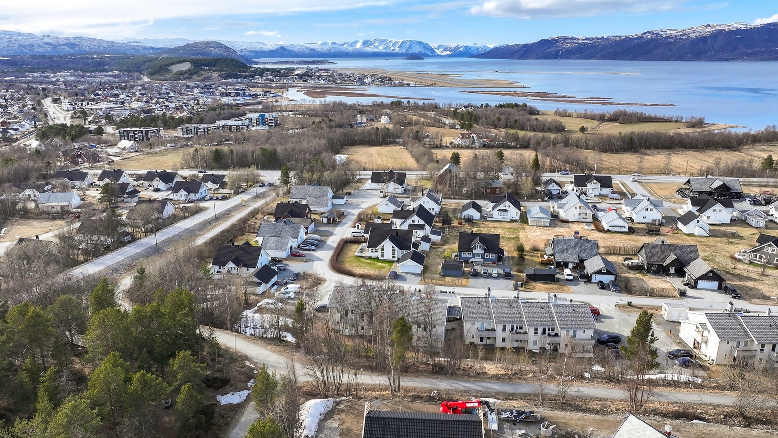 Beliggenhet med nærhet til natur og omkringliggende boligområder. Galleribilde