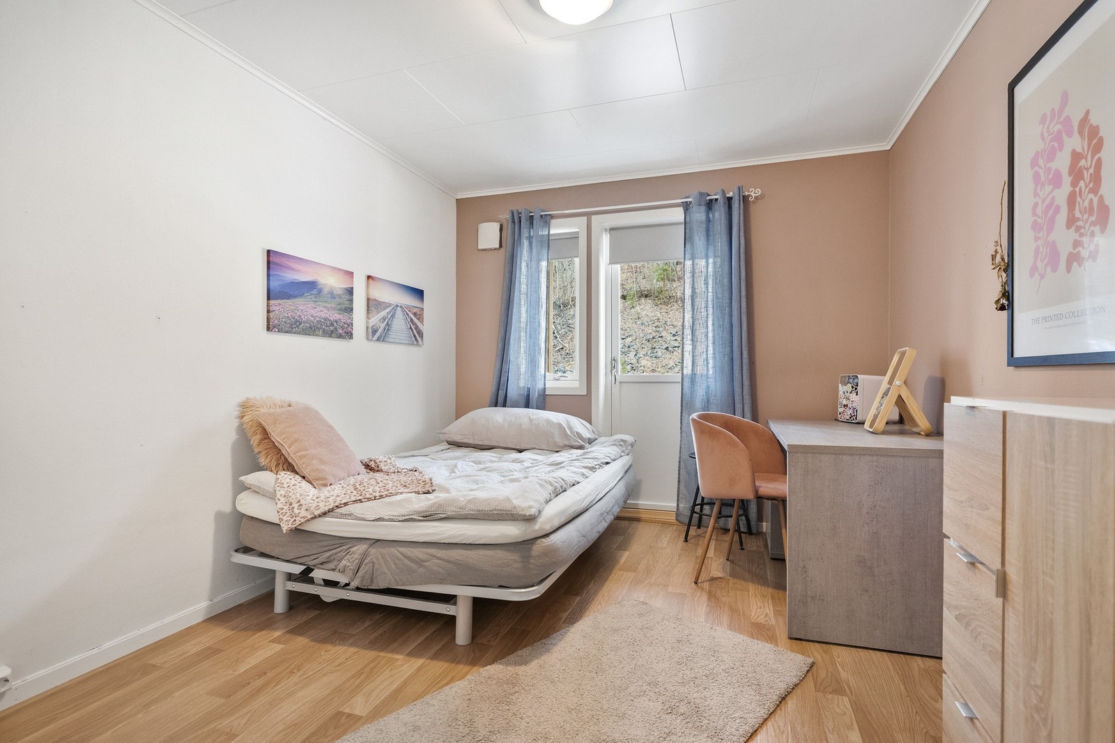 Lyst og pent soverom som egner seg godt som barnerom eller kontor. Galleribilde