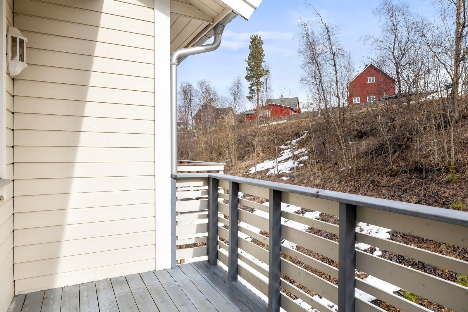 Balkong med plass til en liten sittegruppe. Galleribilde