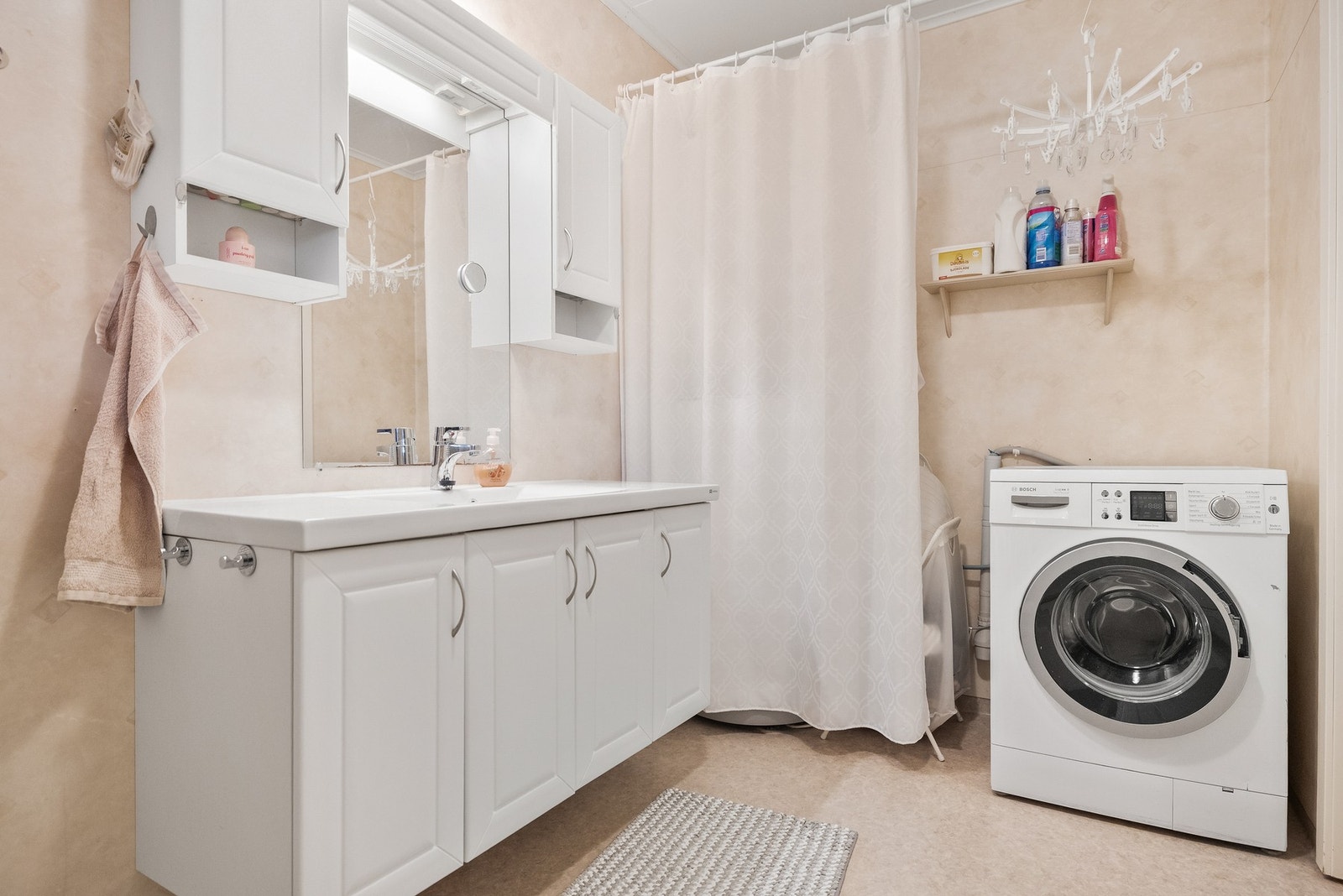 Badet er utstyrt med servantinnredning og har opplegg for vaskemaskin. Galleribilde