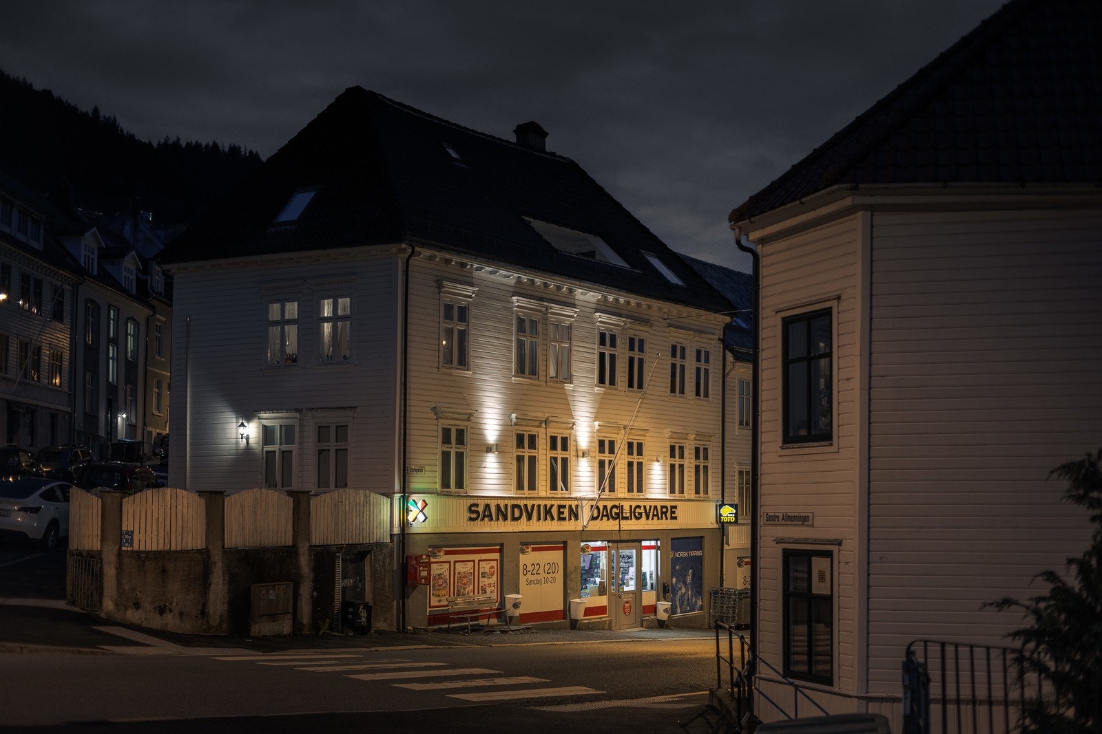 Sandviken dagligvare like ved, som også er åpen søndager. Galleribilde