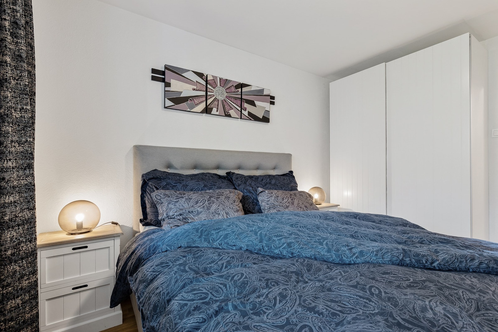 Det er også rikelig med oppbevaringsplass i en romslig garderobe. Galleribilde