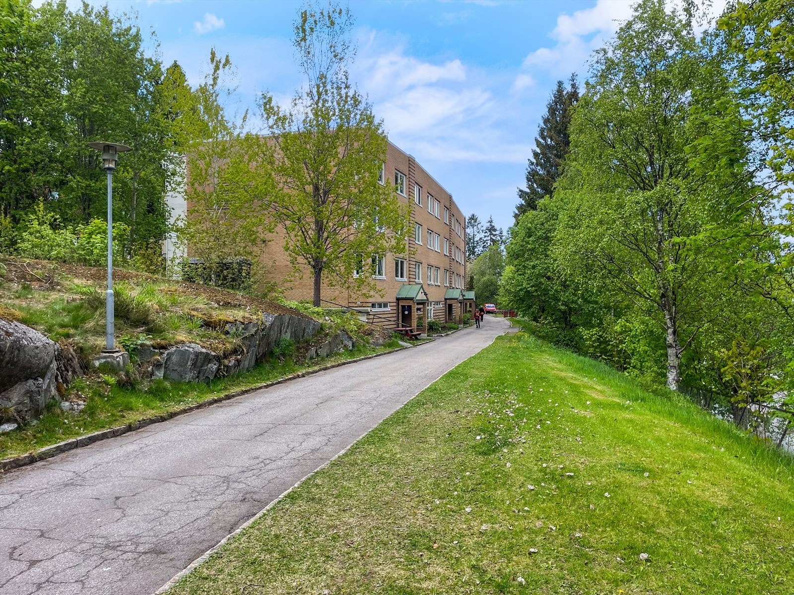 Beliggenhet i et veletablert boligområde med nærhet til Østmarka, som byr på turstier og rekreasjonsmuligheter året rundt. Galleribilde