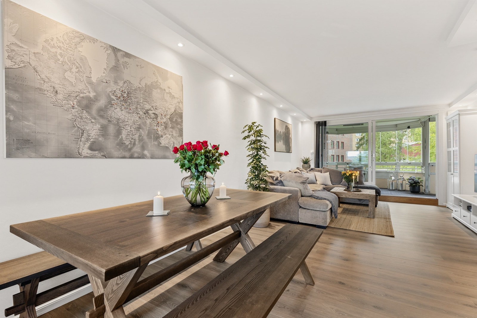 Stuen og kjøkkenet er holdt i en åpen løsning, og er et sosialt samlingspunkt. Galleribilde