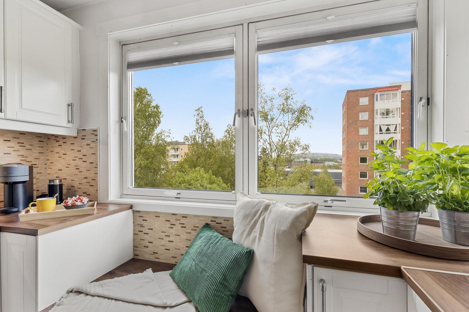 Den plassbygde benken ved vinduet er en hyggelig frokostplass med utsyn over nærområdet. Galleribilde