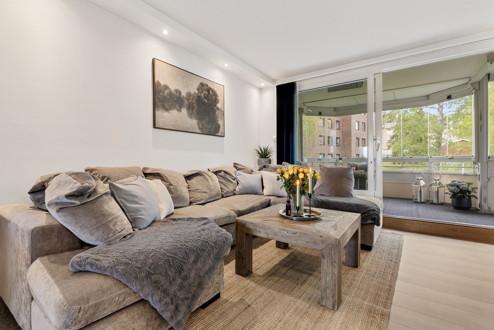 Fra stuen er det direkte utgang til den innglassede balkongen via en skyvedør. Galleribilde
