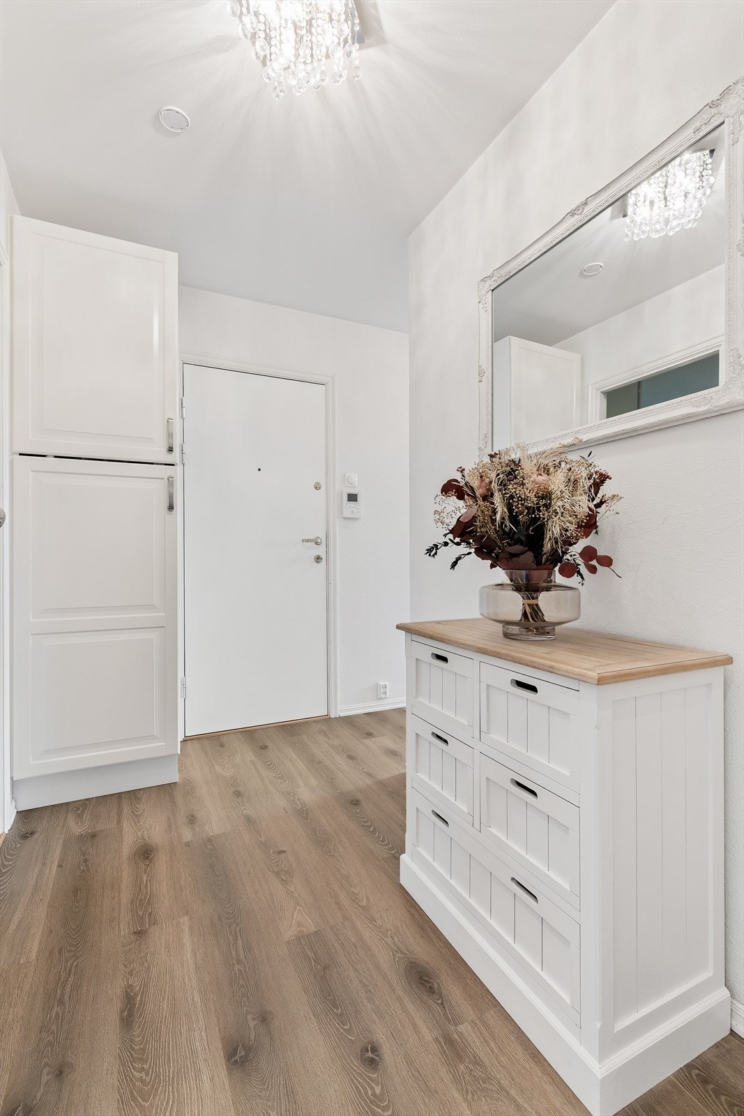Velkommen inn! Entréen gir et umiddelbart godt førsteinntrykk og har god plass til yttertøy og sko. Galleribilde