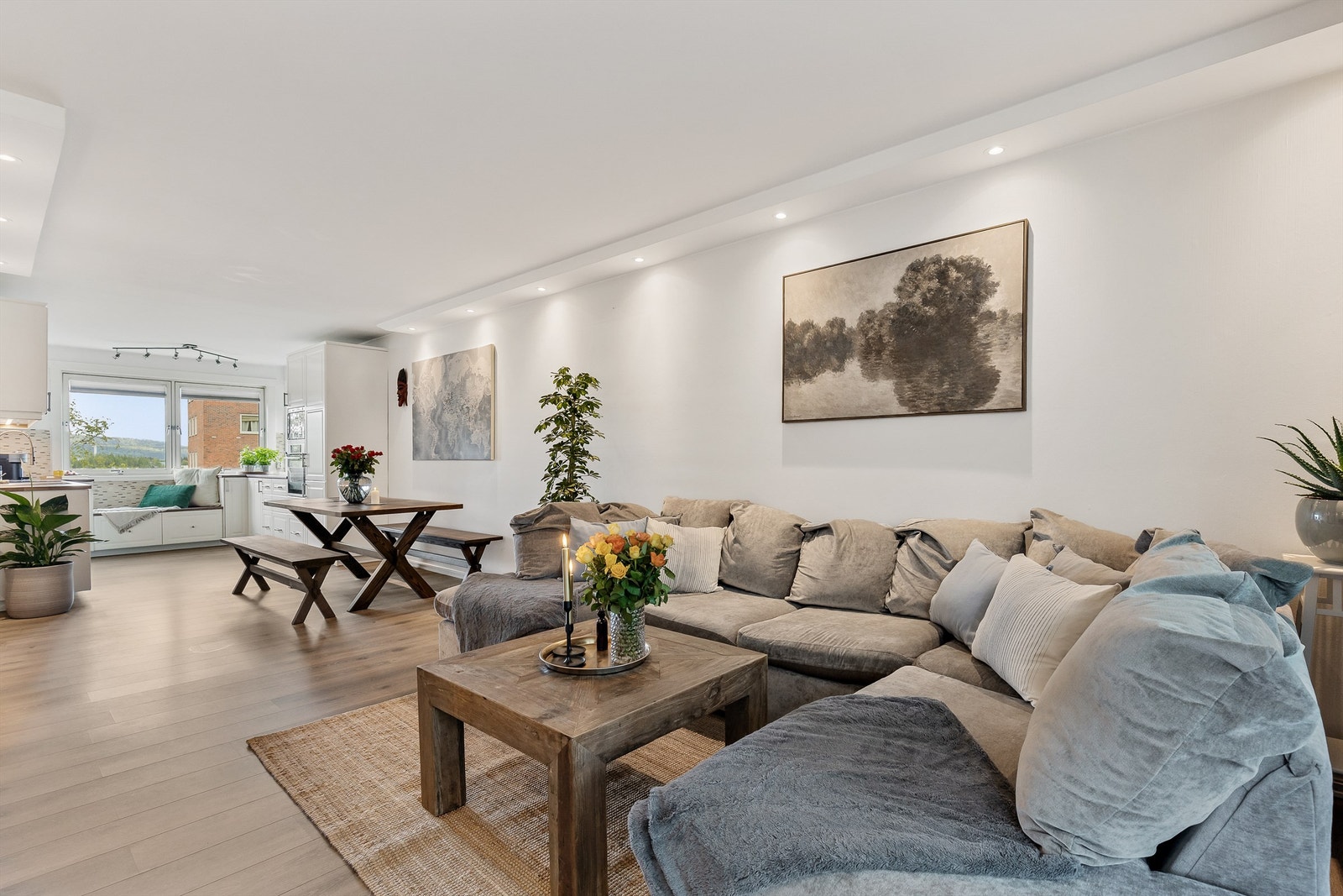 Stuen er av god størrelse med plass til å møblere i soner. Galleribilde