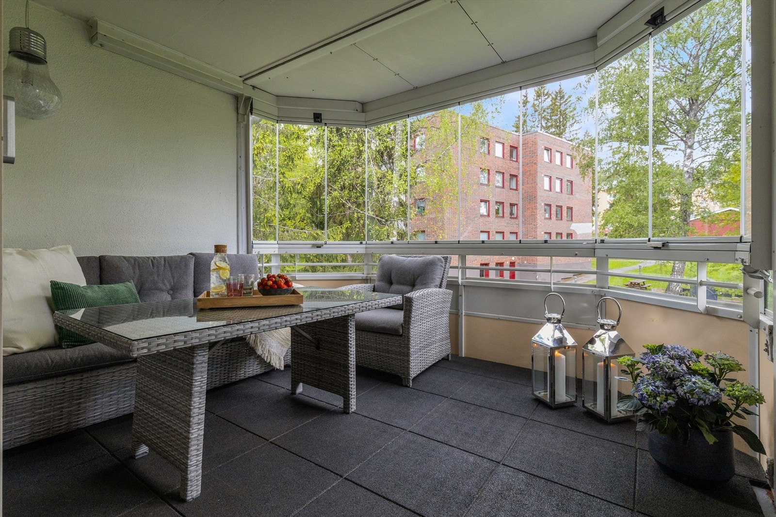 Balkongen er på hele 15 m² med god plass til å innrede med ønsket utemøblement. Galleribilde