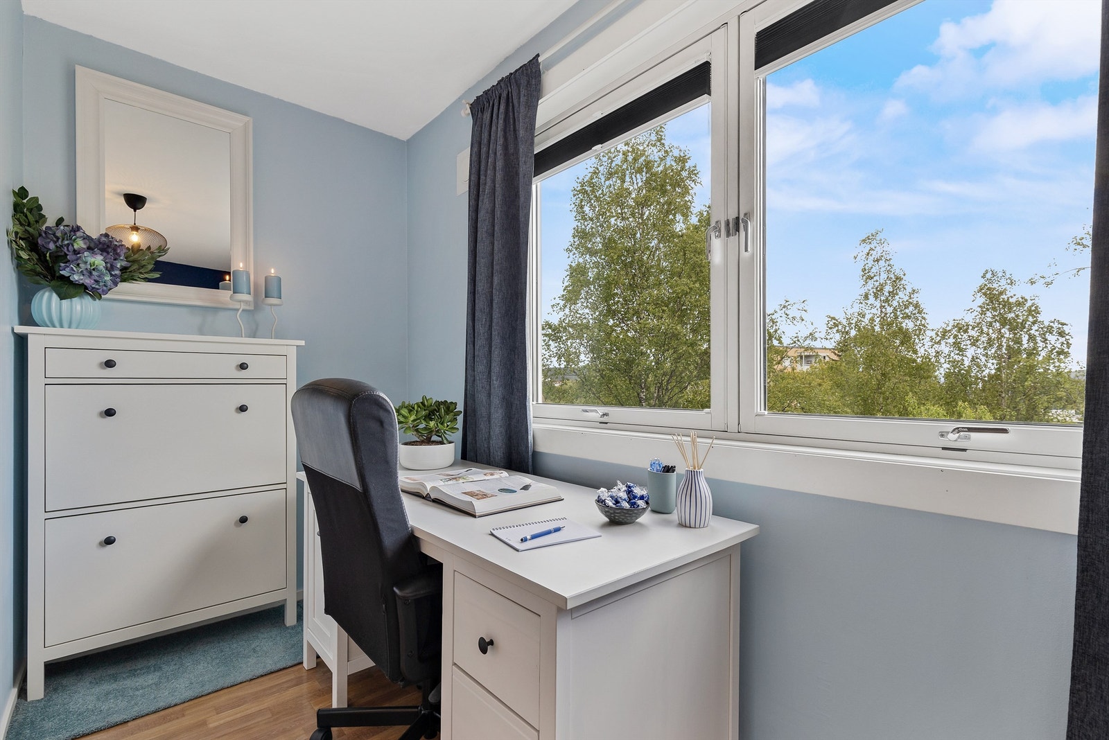 Rommet har plass til både seng, kommode og skrivepult. Galleribilde