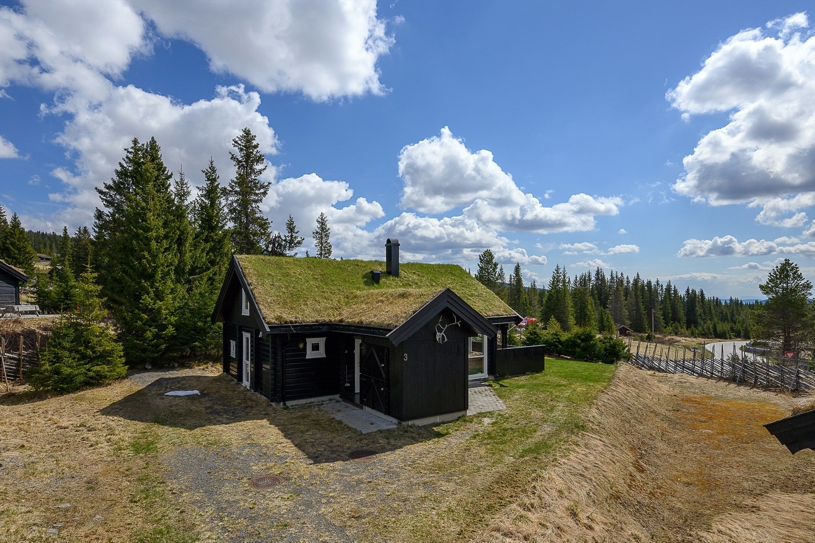 Fritidsboligen ligger fint til i terrenget, med gode lys- og utsiktsforhold. Galleribilde