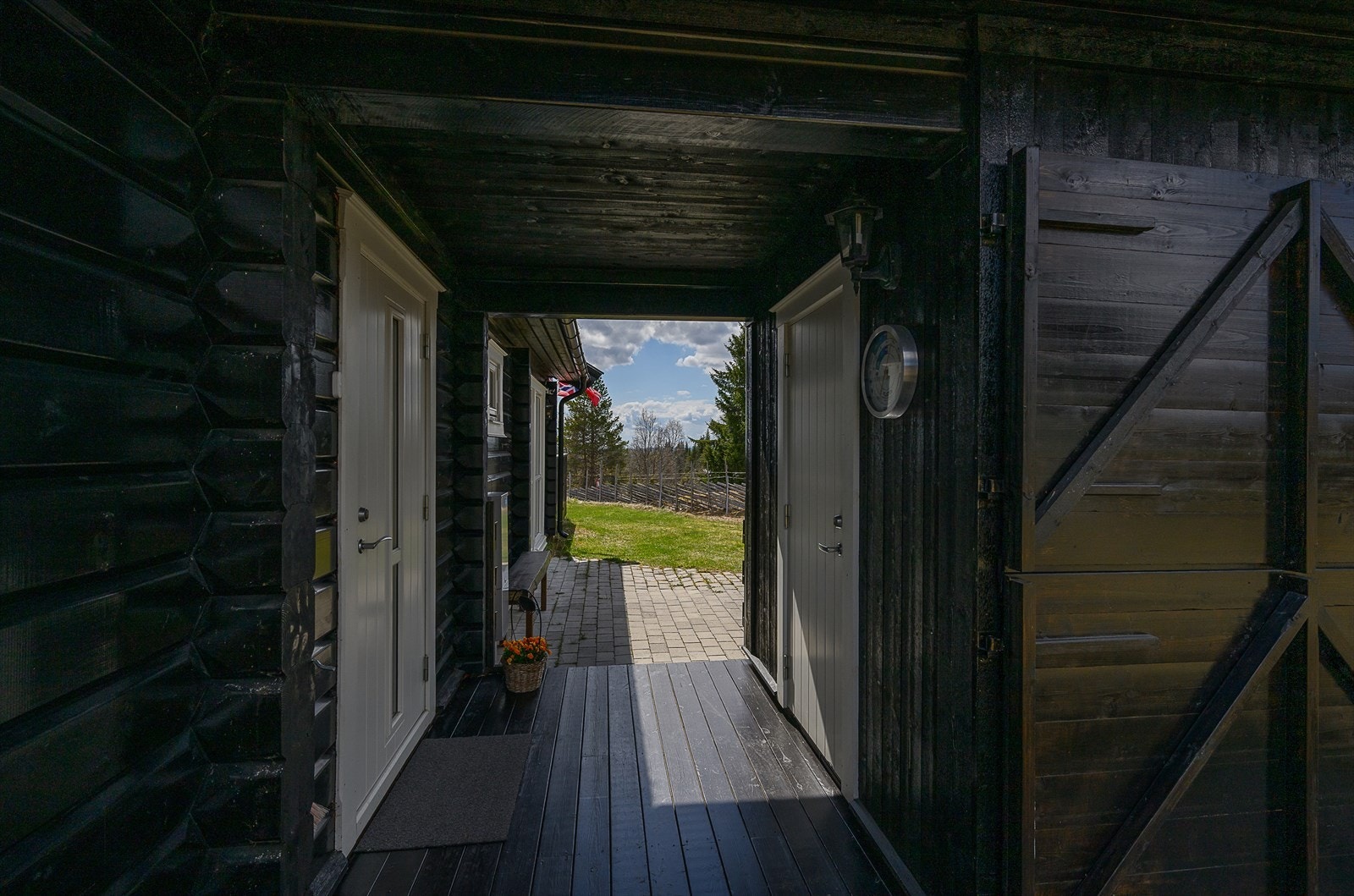 Overbygget inngangsparti med tilkomst til både hoveddel og en praktisk utvendig bod. Galleribilde