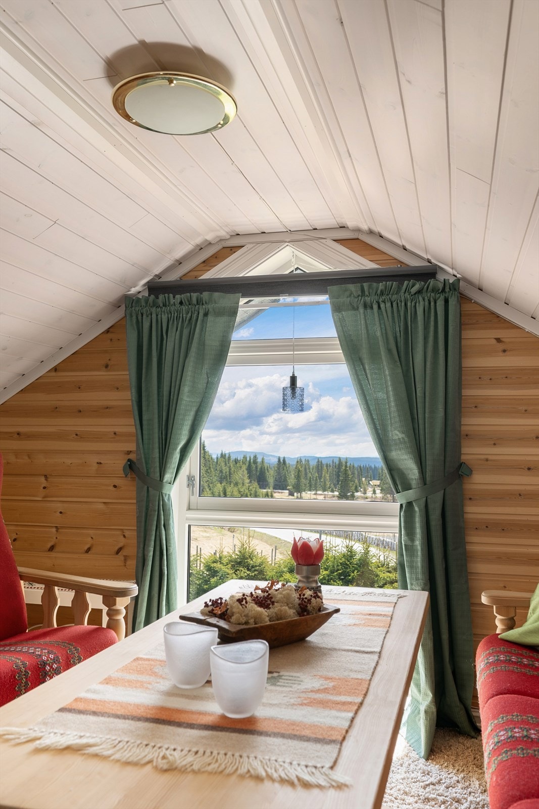 Fin utsikt fra vinduet på hemsen. Galleribilde