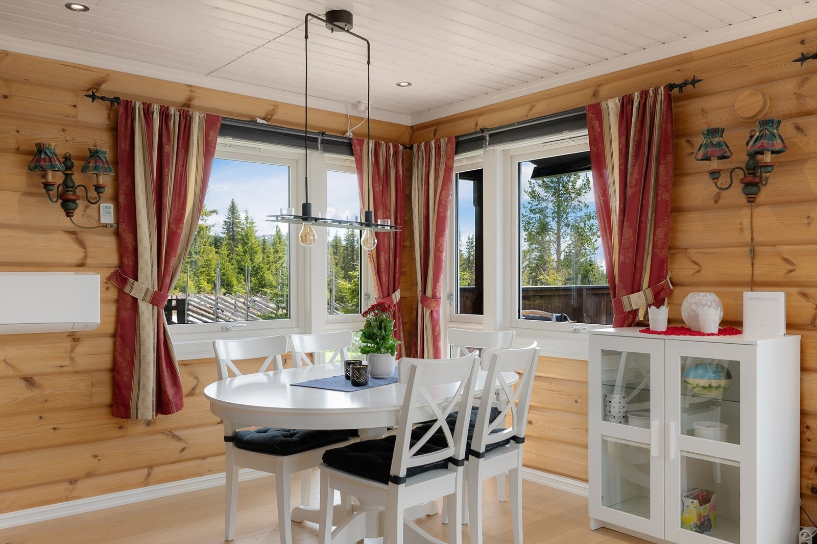 Spisestuen har plass til et hyggelig langbord og er en naturlig del av allrommet. Galleribilde