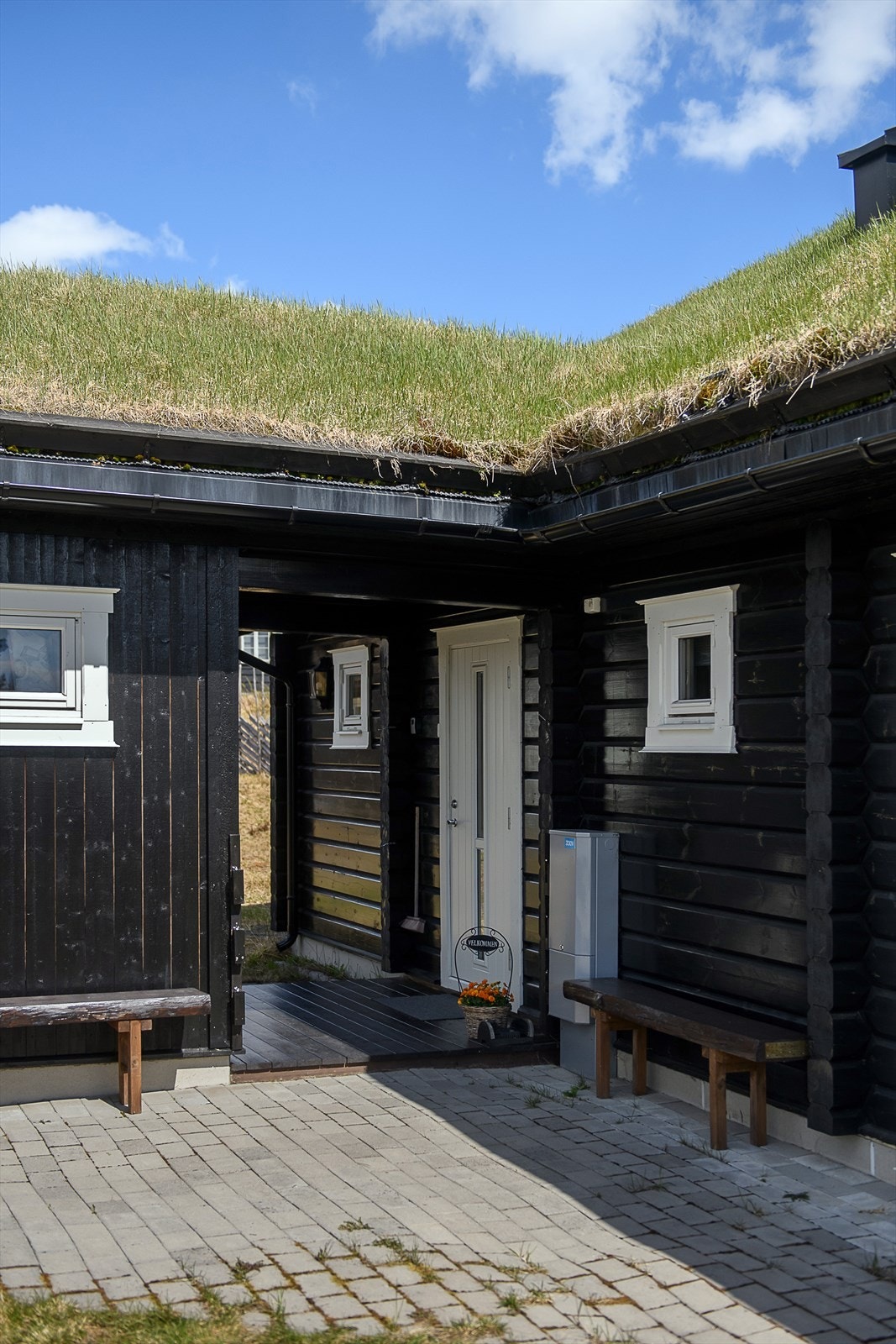 Foran inngangspratiet er det belegningsstein og en liten platting. Galleribilde
