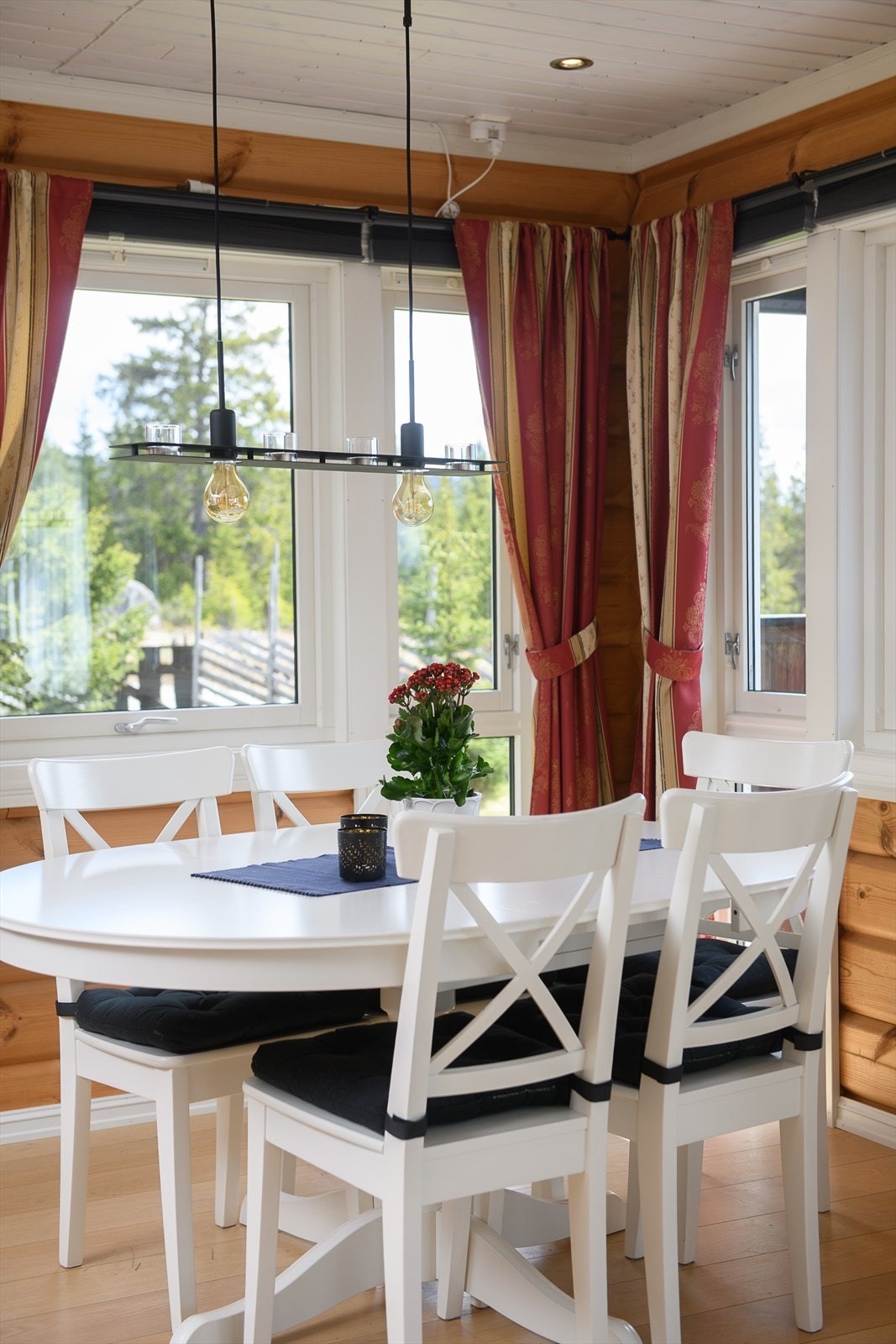 Vinduene med 2-lags glass er utstyrt med ventilspalte i karmen for god luftsirkulasjon. Galleribilde
