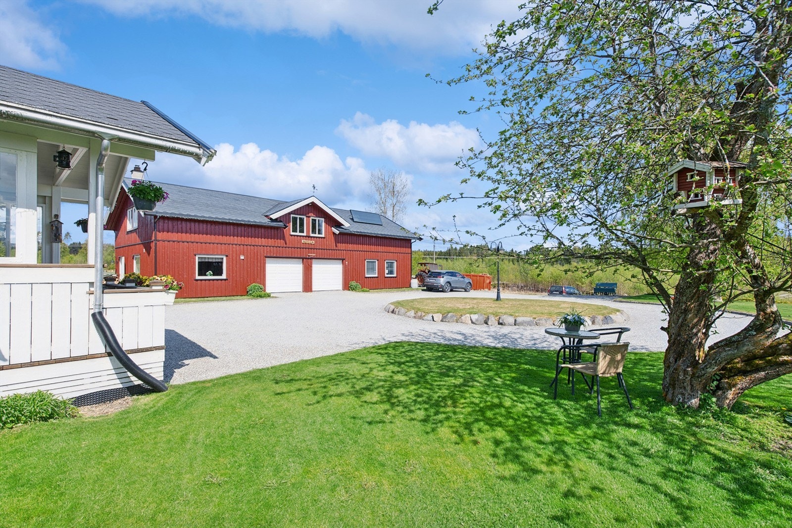 Stort uthus som inneholder 2 garasjeplasser, verksted med løftebukk, bakstrom og loftsrom. Galleribilde