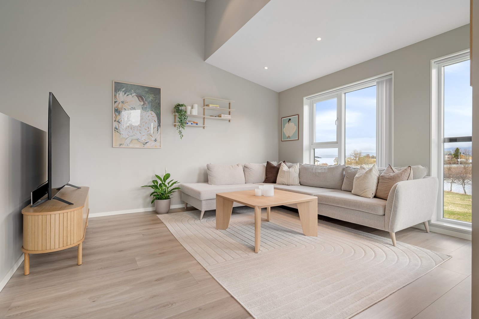 Gjennomførte og stilrene detaljer med tiltalende fargevalg, listefritt mellom tak og vegger og skråtak med downlights Galleribilde
