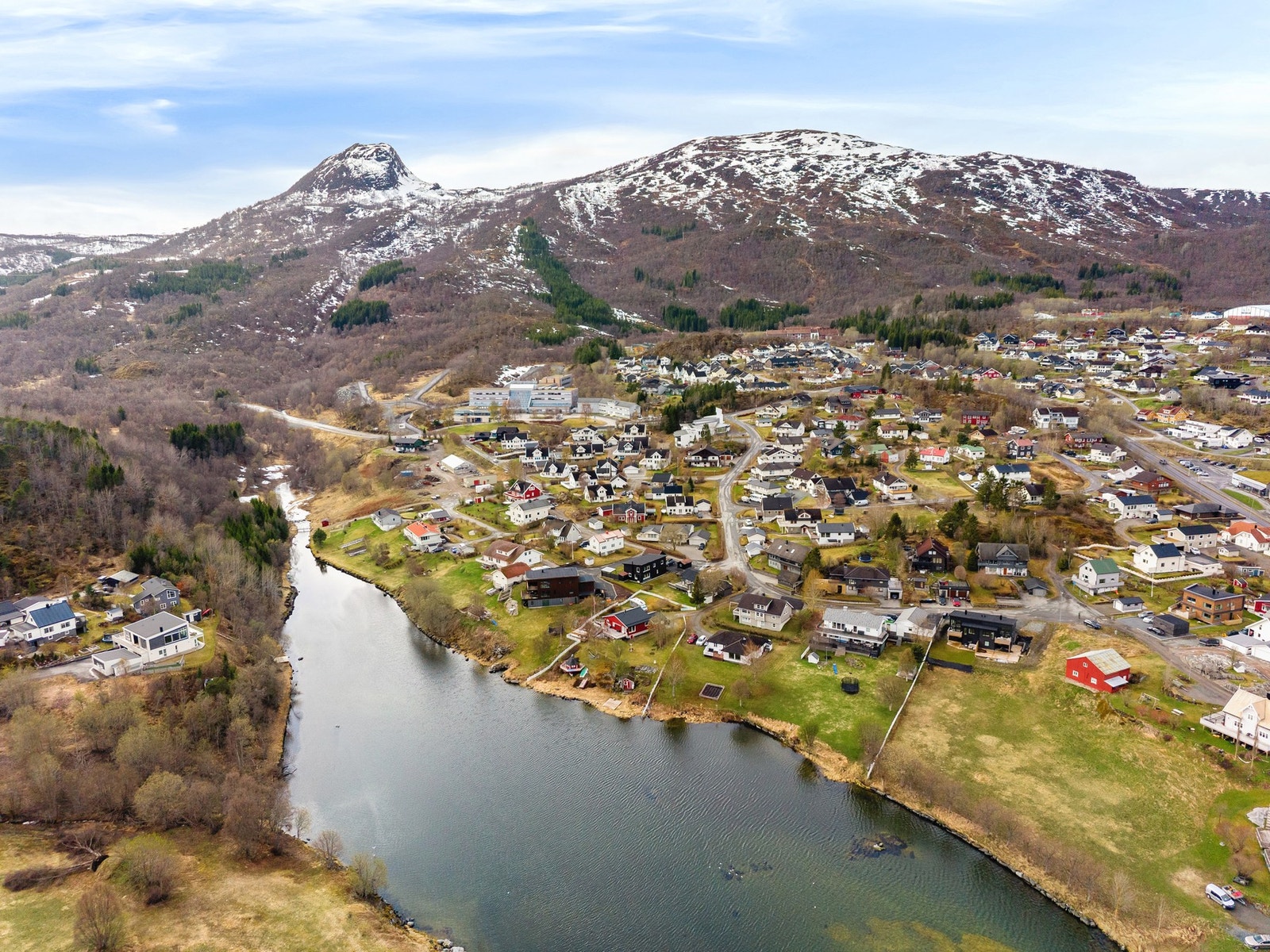 Turterreng finner du i umiddelbar nærhet - Hinnstein i bakgrunnen er et fint turmål for familien Galleribilde