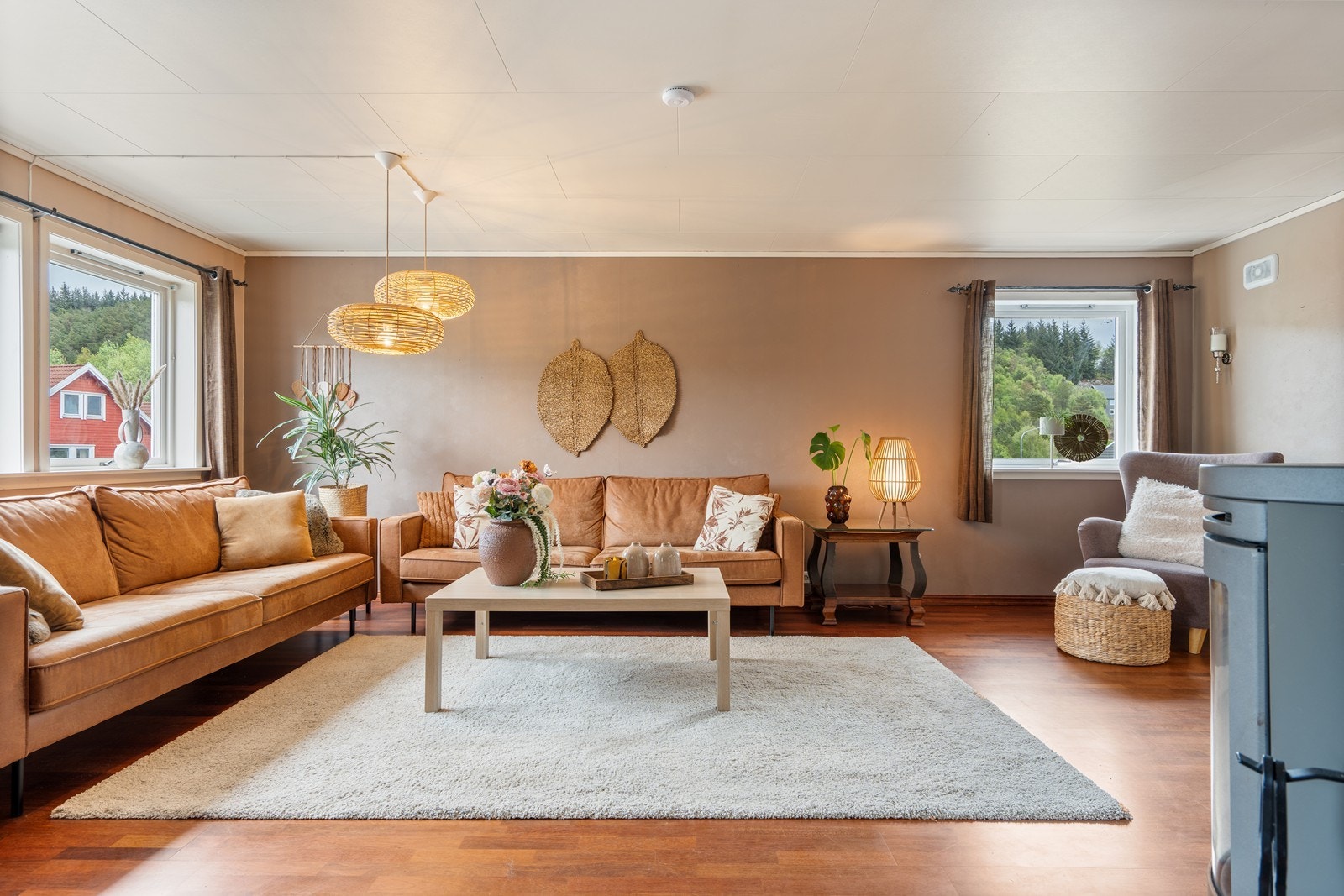 Stuen er stor og åpen med naturlig inndeling av de ulike sonene. Galleribilde