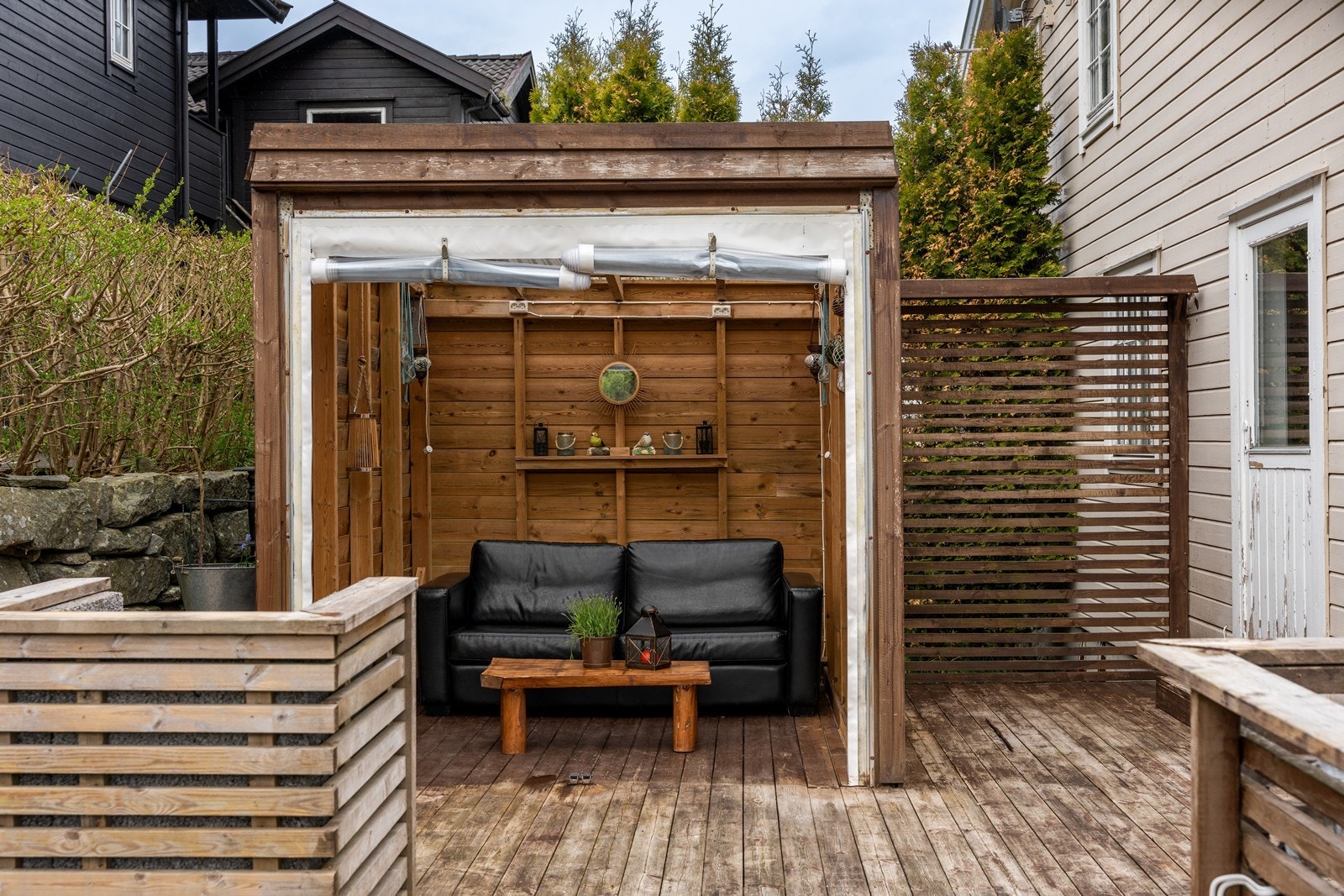 Boligen har et stort uteareal oppført med terrasse, overbygg og bod under. Det gjøres oppmerksom på at oppføring av terrasse med overbygg og underliggende bod ikke er omsøkt/godkjent - se punkt om ferdigattest for mer informasjon. Galleribilde