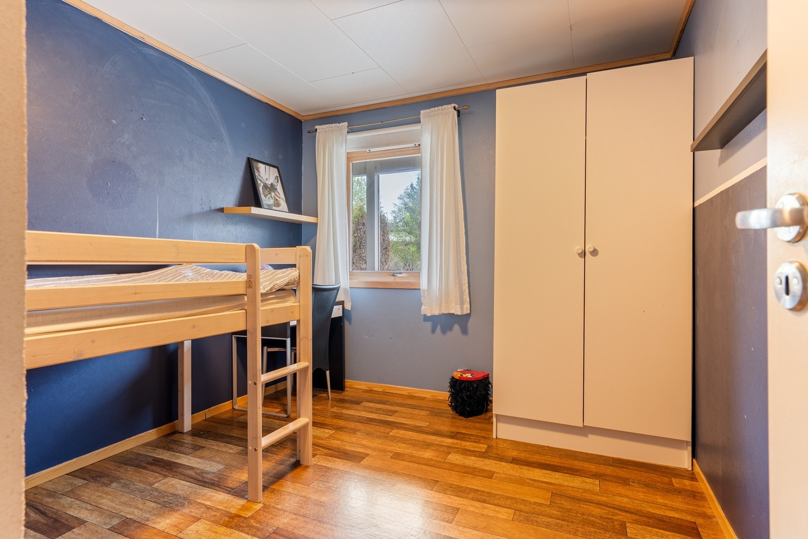Soverom 3 har god plass til stor seng, nattbord og garderobeskap. Galleribilde