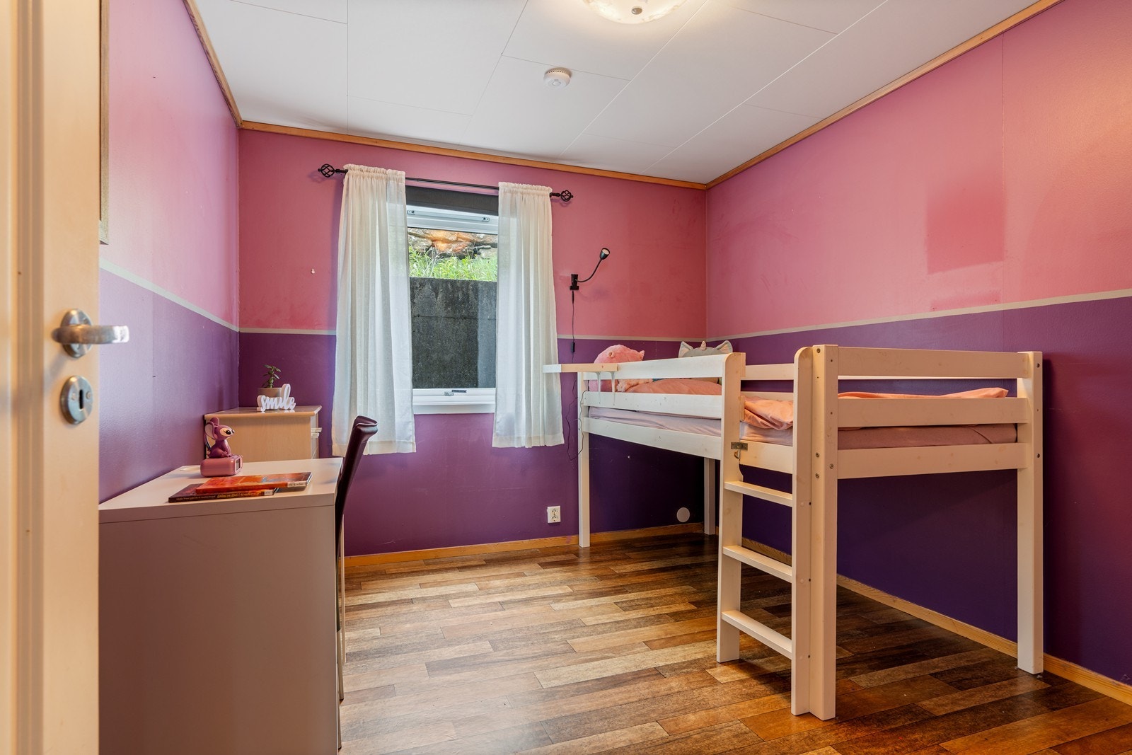 Soverom 2 har god plass til ønsket møblering. Galleribilde