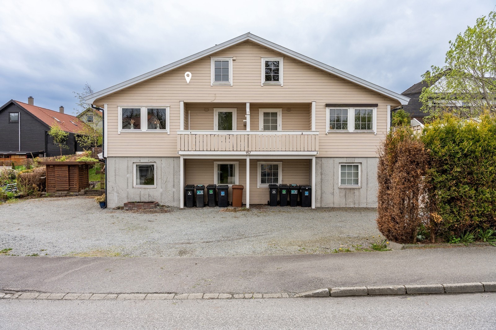 Skole, barnehage og busstopp ligger innen kort gang - og sykkelavstand. Galleribilde