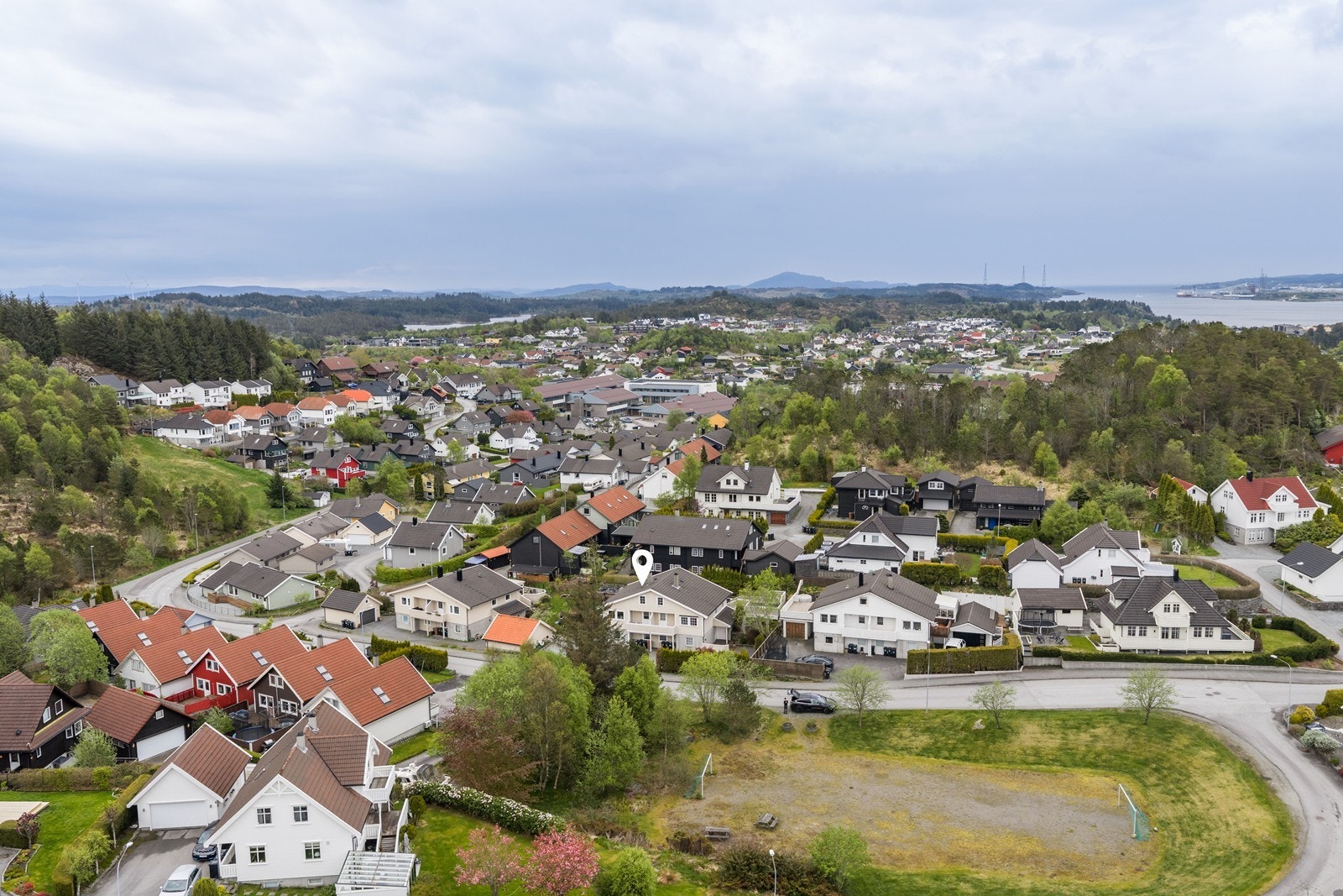 En kort kjøretur unna finner du Oasen Storsenter som har et utvidet butikk - og serviceutvalg. Galleribilde