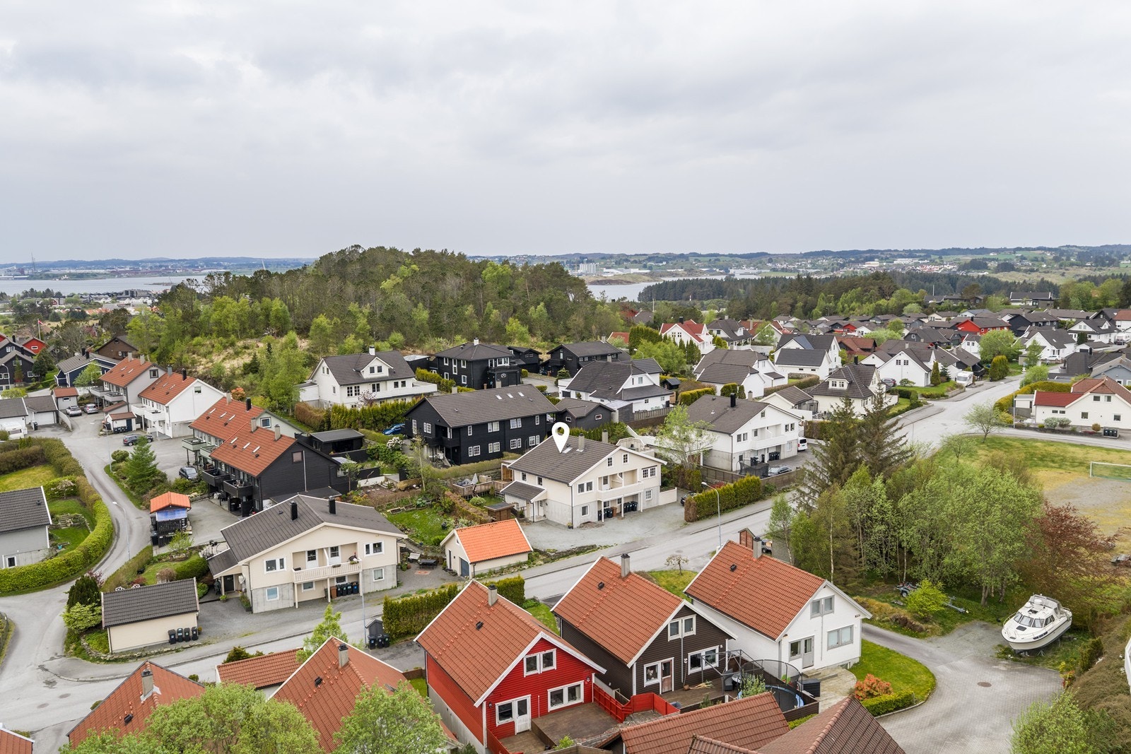 Her bor du i kort avstand fra populære turterreng, samt fritids - og aktivitetstilbud for barn og unge. Galleribilde