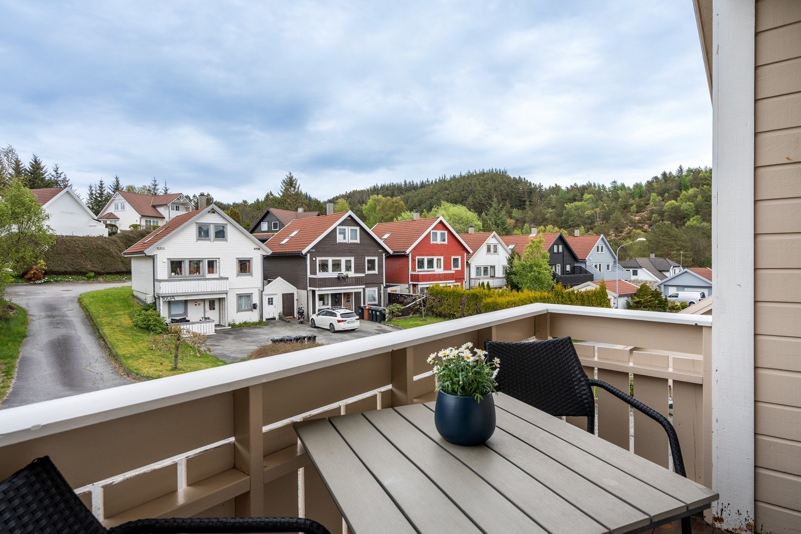 Fra stuen er det utgang til en herlig balkong hvor varme sommerdager kan nytes. Galleribilde