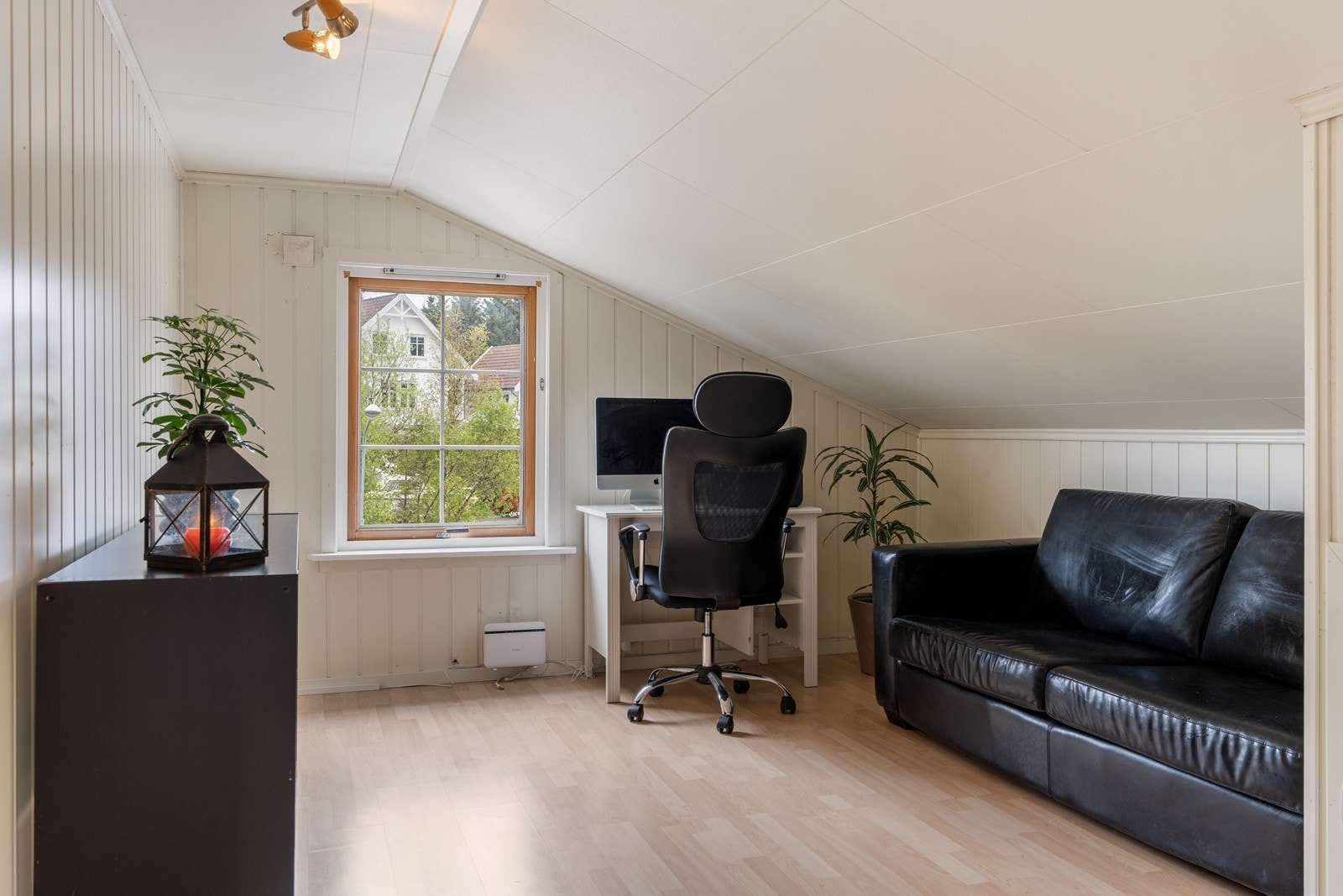 Loftets andre rom er innredet som kontor. Galleribilde