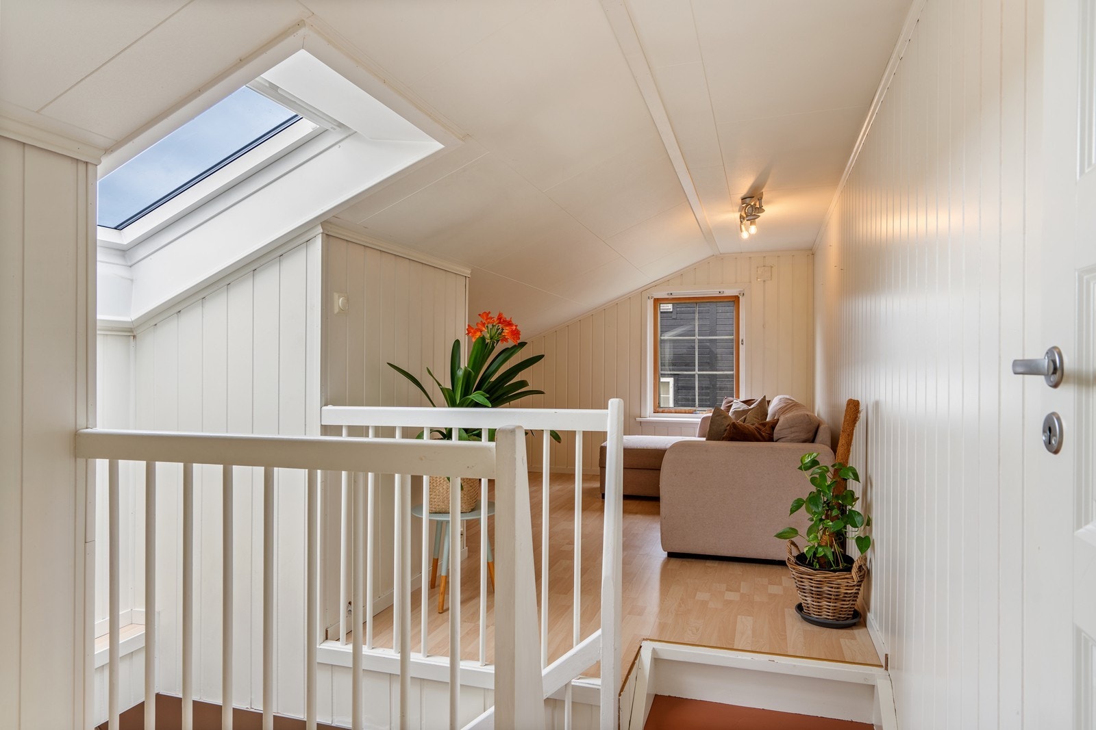 Loftet er innredet med loftstue og et soverom/kontor, noe som passer godt om man er mange i huset. Galleribilde
