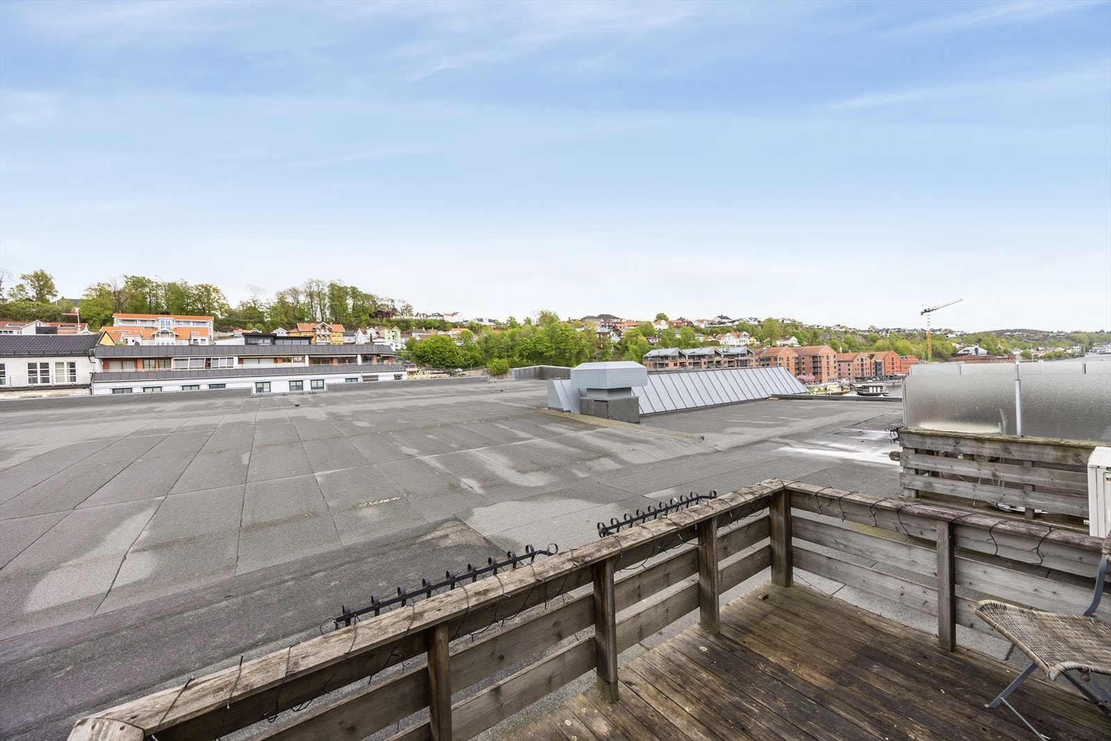 Uteplassen er en treplatting på cirka 5 m², en fin forlengelse av stuen. Galleribilde