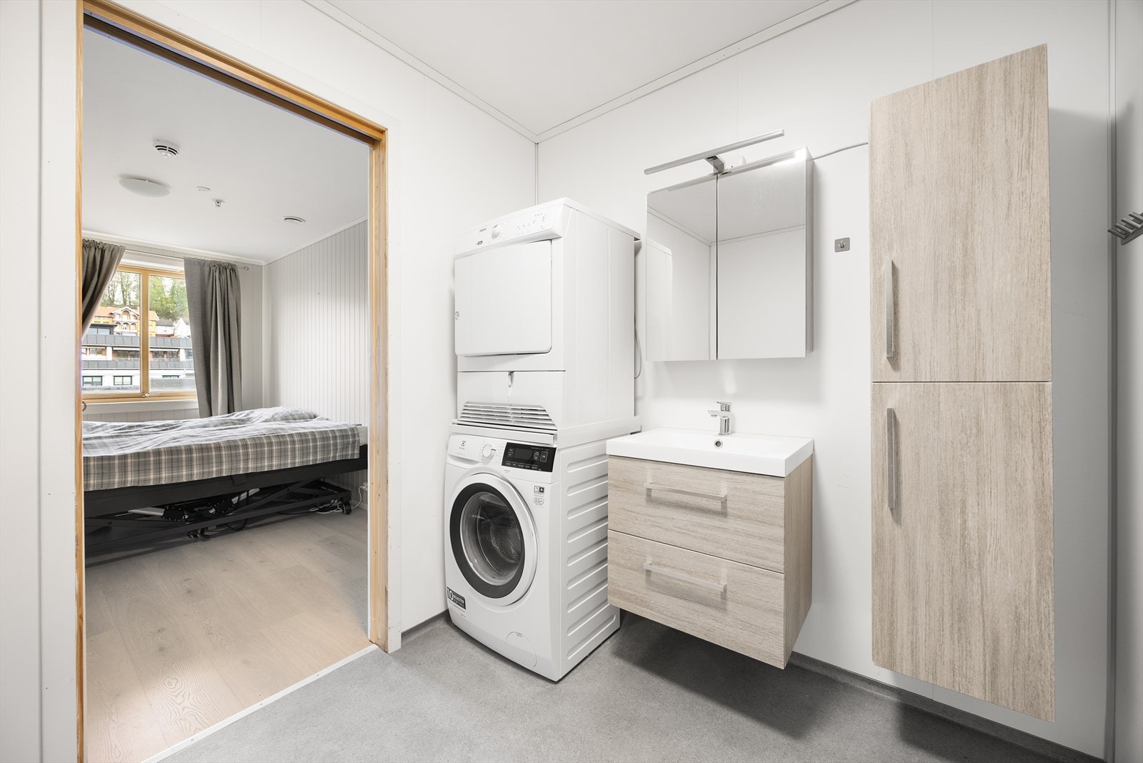 Badet er kombinert med vaskerom og har innredningen fra i 2021. Galleribilde