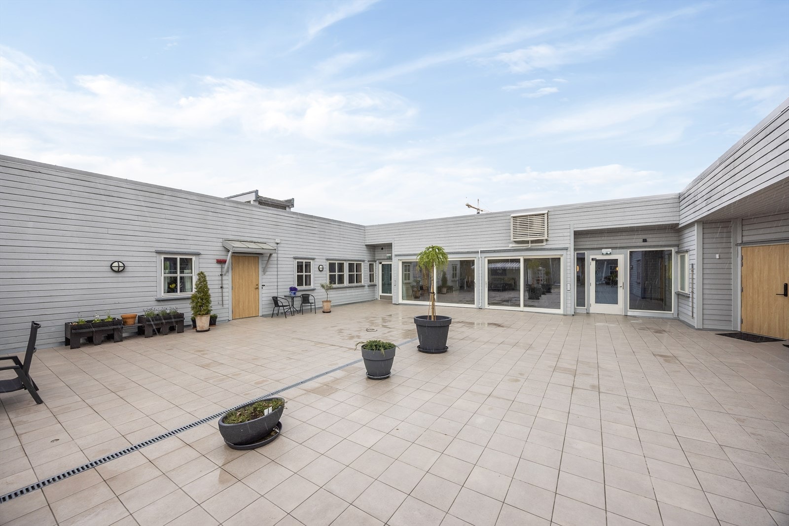 Leiligheten er en del av Arkaden Atrium borettslag, som har store, felles utearealer og et fellesrom for sammenkomster. Galleribilde