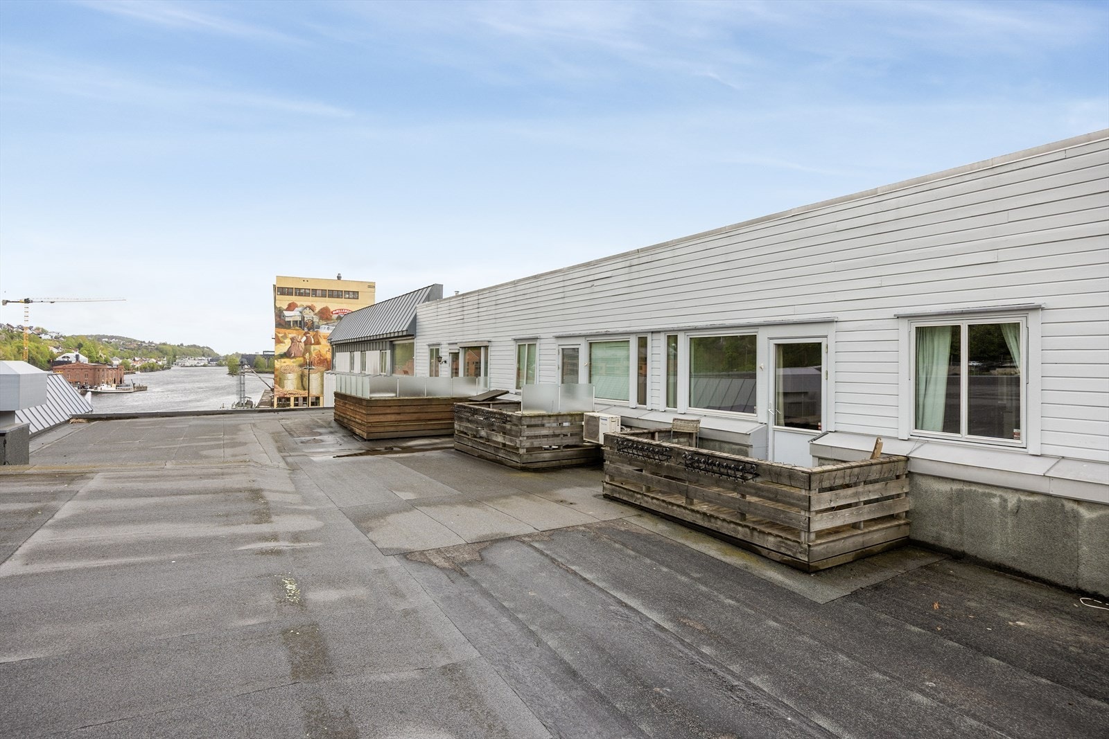 Beliggenheten er svært sentral, med Arkaden Storsenter og alt av servicetilbud kun få skritt unna. Galleribilde