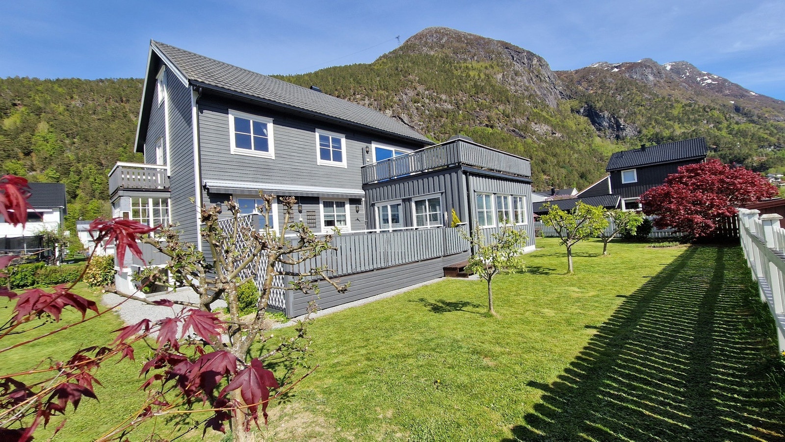 Pent opparbeidet eiendom med gode solforhold. Galleribilde