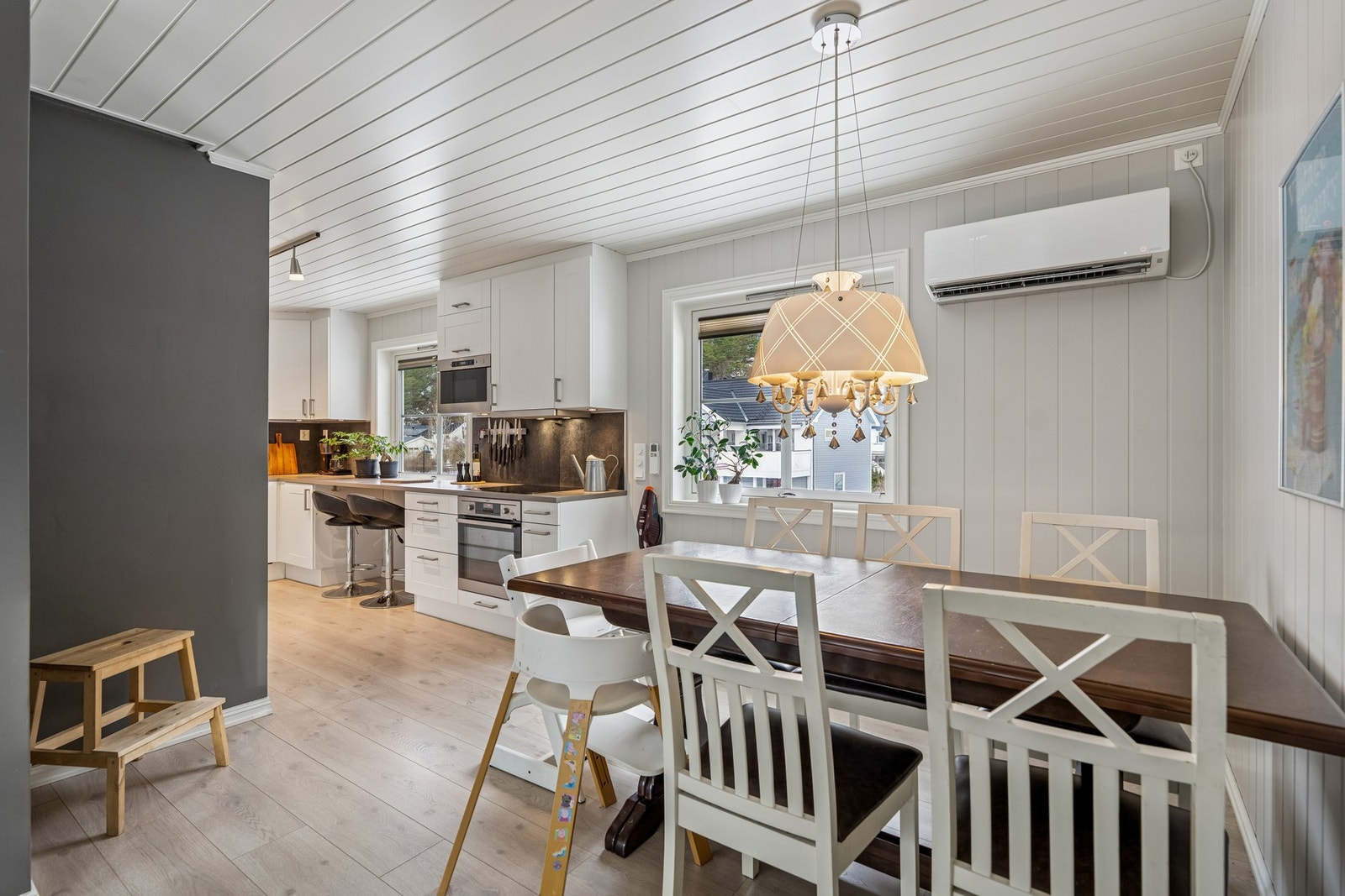 Kjøkken og spisestue. Galleribilde