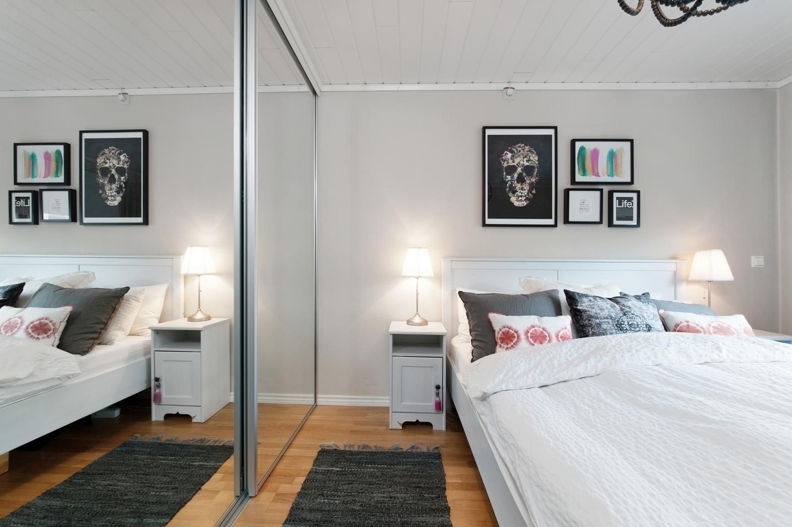 Skyvedørsgarderobe på soverom Galleribilde