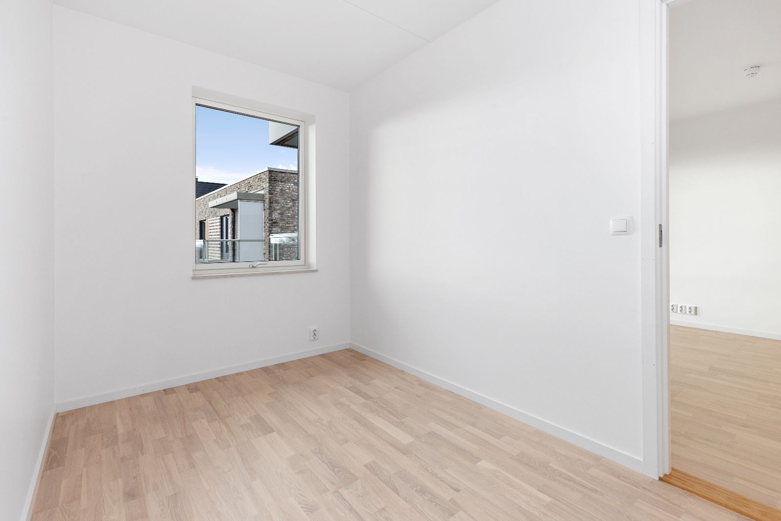 Soverom 2 har god plass til både dobbelseng og garderobeskap. Galleribilde